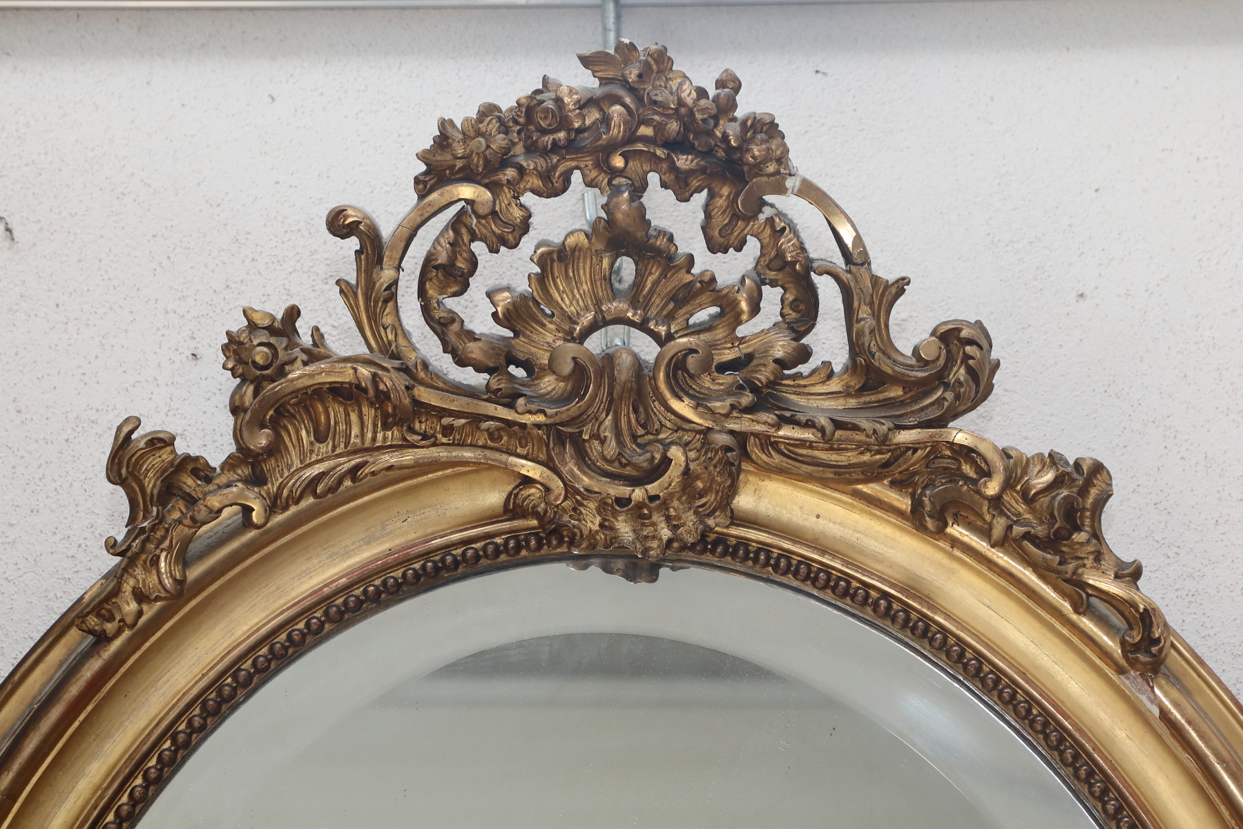 Specchiera in legno dorato ovale con cimasa e base intagliati epoca XIX sec. - Specchiere Specchiera in legno dorato ovale con cimasa e base intagliati epoca XIX sec. - Specchiere