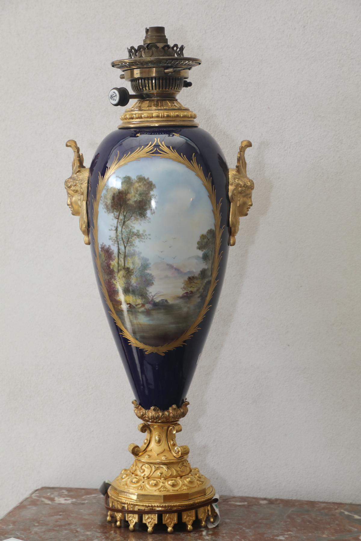 Lampada blu realizzata su porcellana di Sevres sec.XIX - Complementi d'arredo Lampada blu realizzata su porcellana di Sevres sec.XIX - Complementi d'arredo