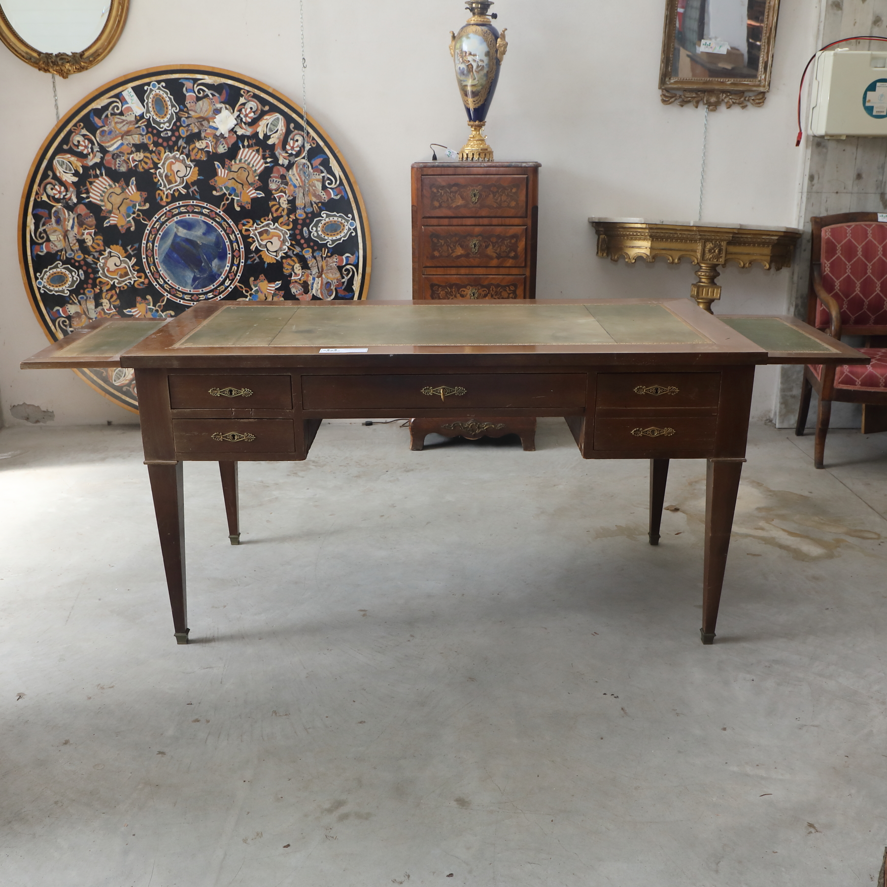 Tavolo inglese allungabile a tiro in mogano con due allunghe originali. - Tavoli e Scrittoi Tavolo inglese allungabile a tiro in mogano con due allunghe originali. - Tavoli e Scrittoi