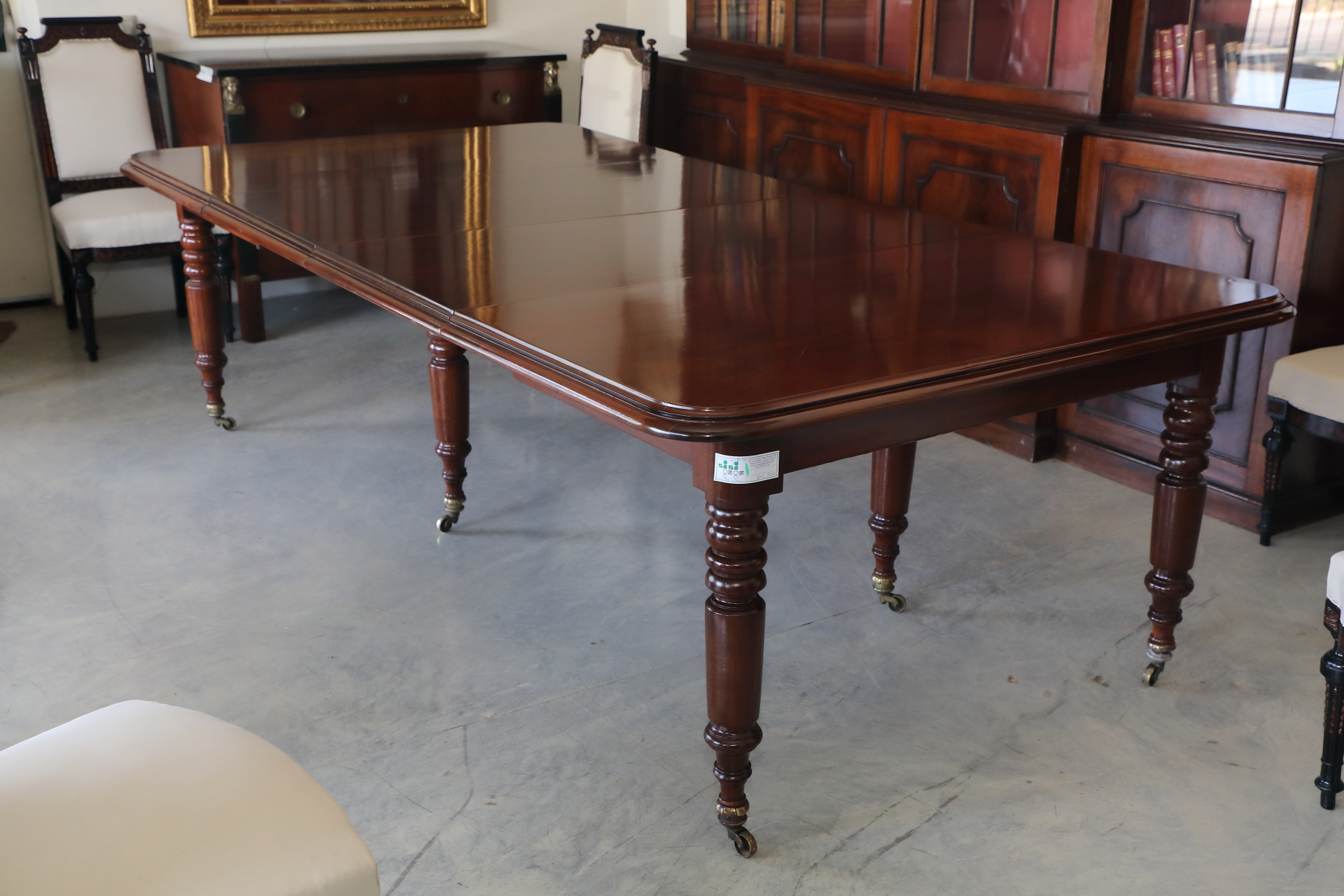 Tavolo inglese allungabile a tiro in mogano con due allunghe originali. - Tavoli e Scrittoi Tavolo inglese allungabile a tiro in mogano con due allunghe originali. - Tavoli e Scrittoi