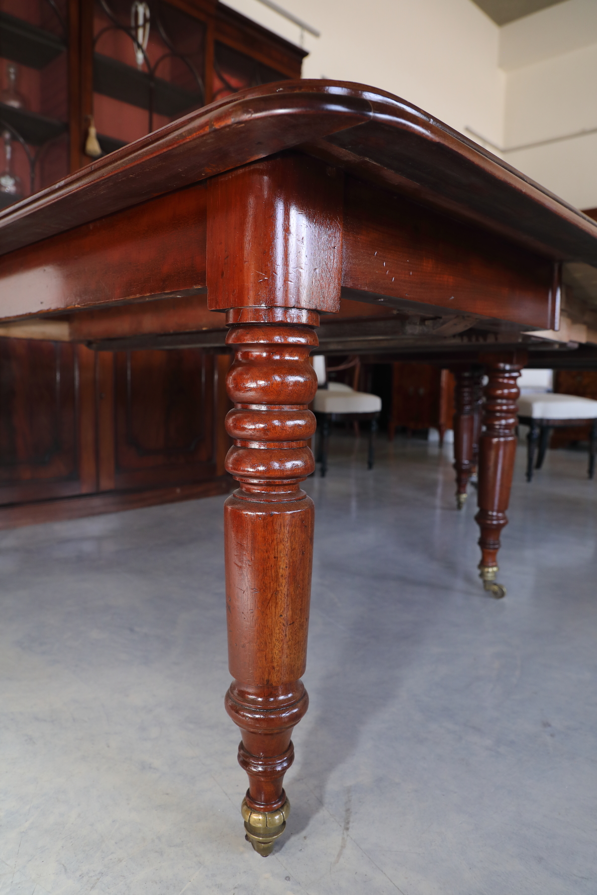 Tavolo inglese allungabile a tiro in mogano con due allunghe originali. - Tavoli e Scrittoi Tavolo inglese allungabile a tiro in mogano con due allunghe originali. - Tavoli e Scrittoi