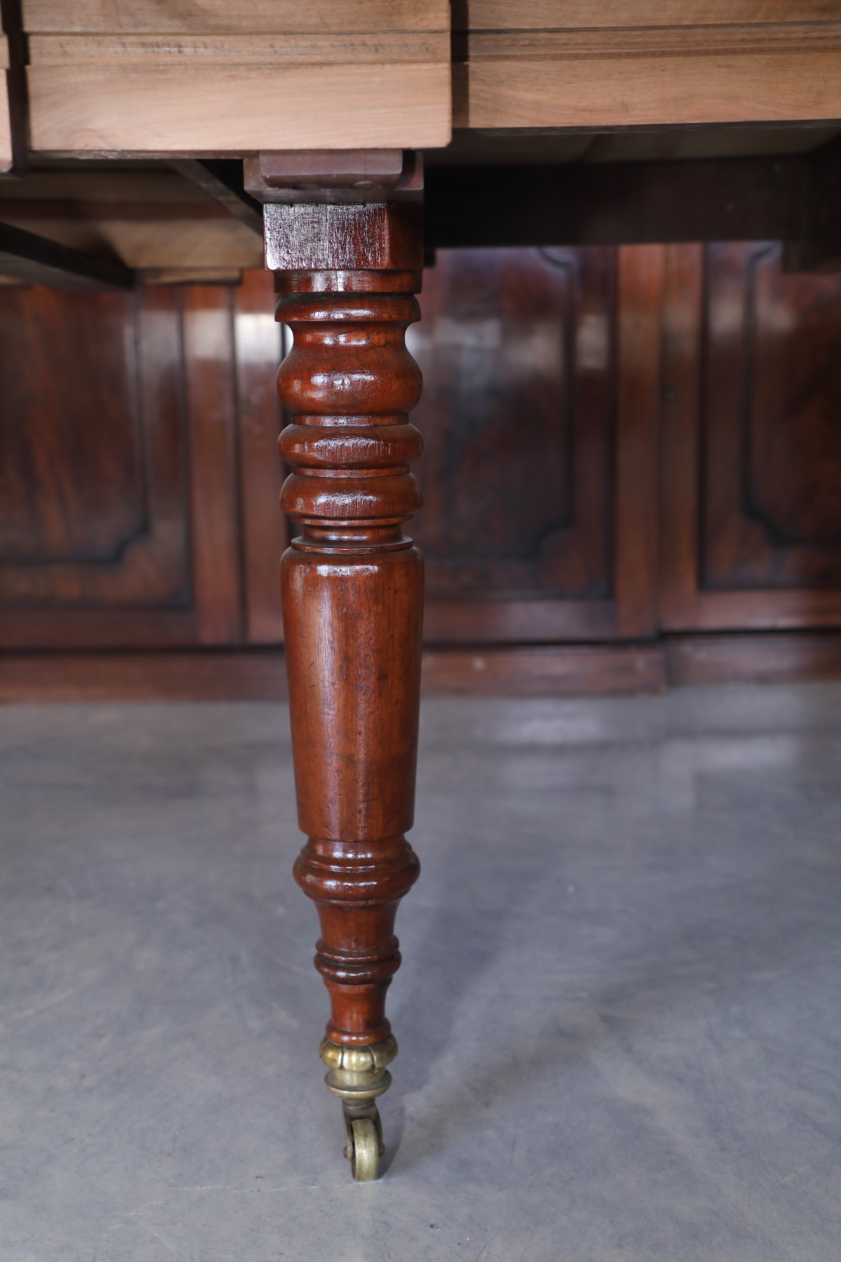 Tavolo inglese allungabile a tiro in mogano con due allunghe originali. - Tavoli e Scrittoi Tavolo inglese allungabile a tiro in mogano con due allunghe originali. - Tavoli e Scrittoi