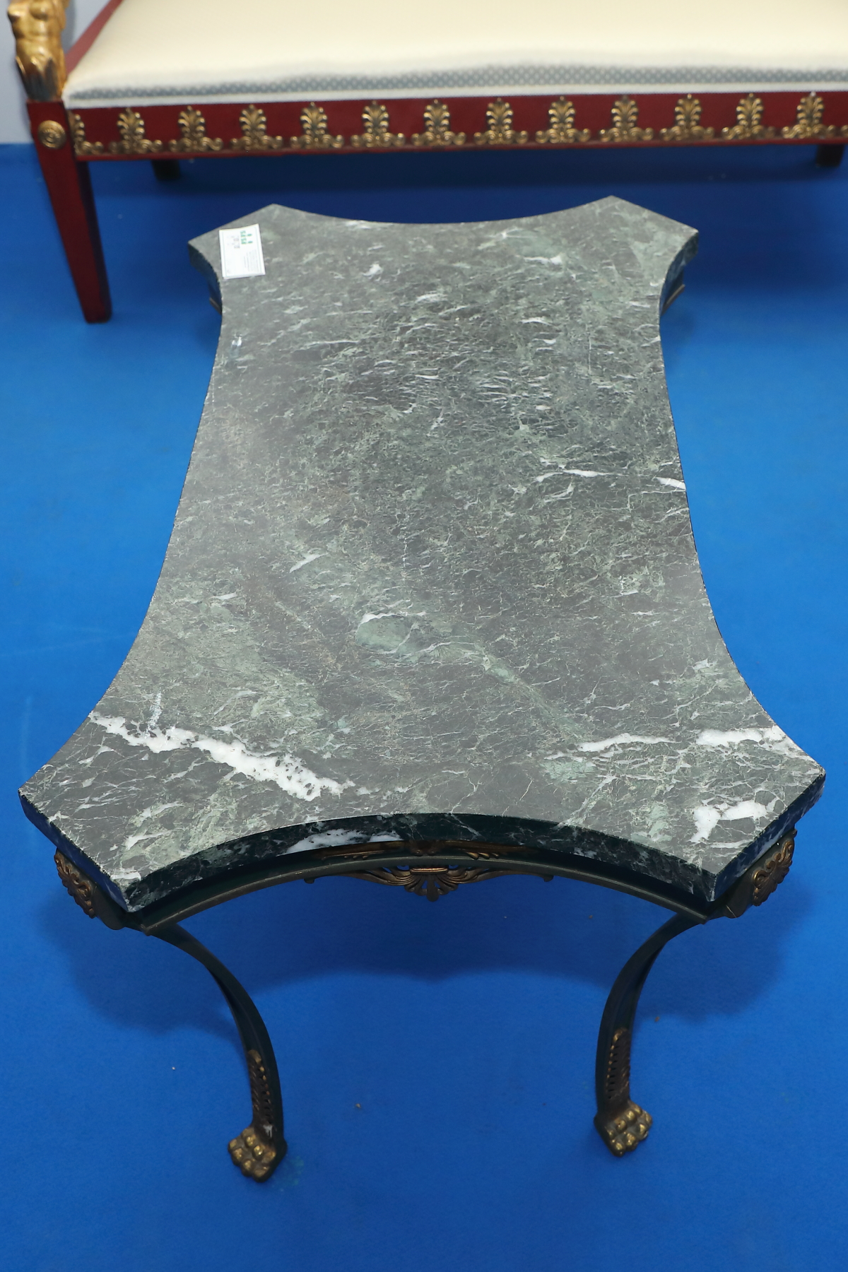 Tavolino in metallo da salotto e bronzi dorati con piano in marmo - Tavoli e Scrittoi Tavolino in metallo da salotto e bronzi dorati con piano in marmo - Tavoli e Scrittoi