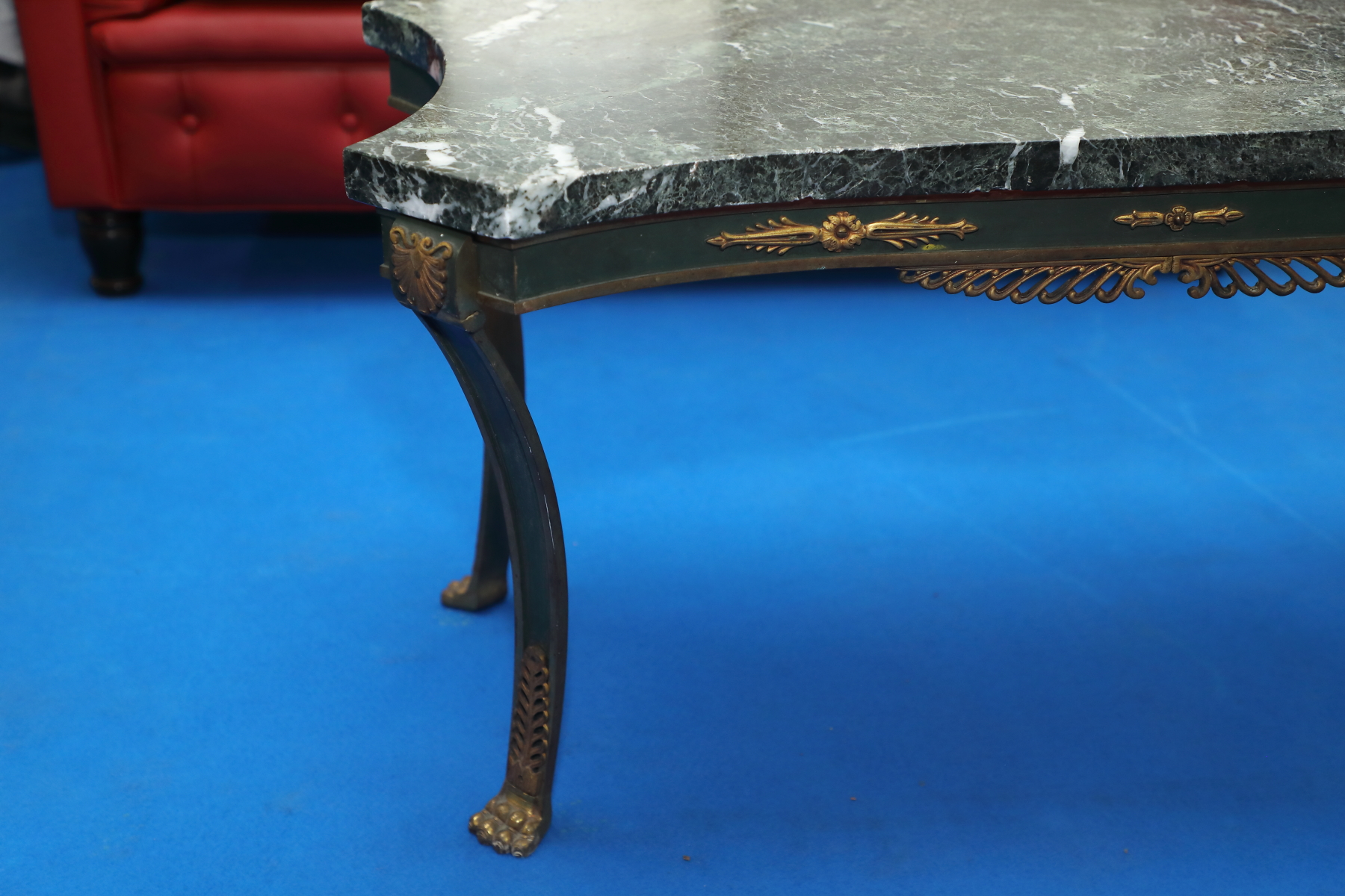 Tavolino in metallo da salotto e bronzi dorati con piano in marmo - Tavoli e Scrittoi Tavolino in metallo da salotto e bronzi dorati con piano in marmo - Tavoli e Scrittoi