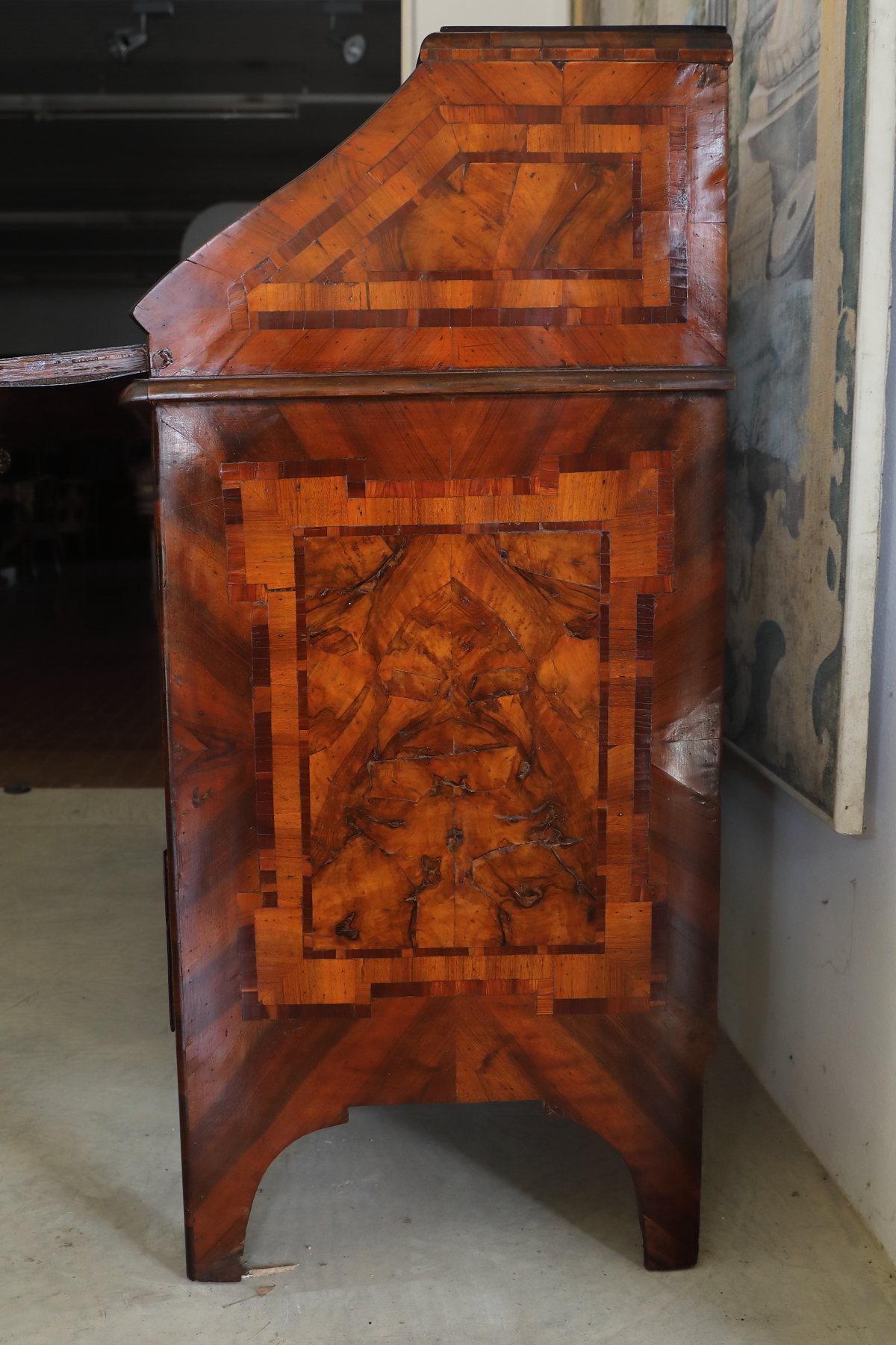 Ribalta italiana lastronata in radica di noce epoca 700 - Secretaire e Ribalte, Uncategorized Ribalta italiana lastronata in radica di noce epoca 700 - Secretaire e Ribalte, Uncategorized
