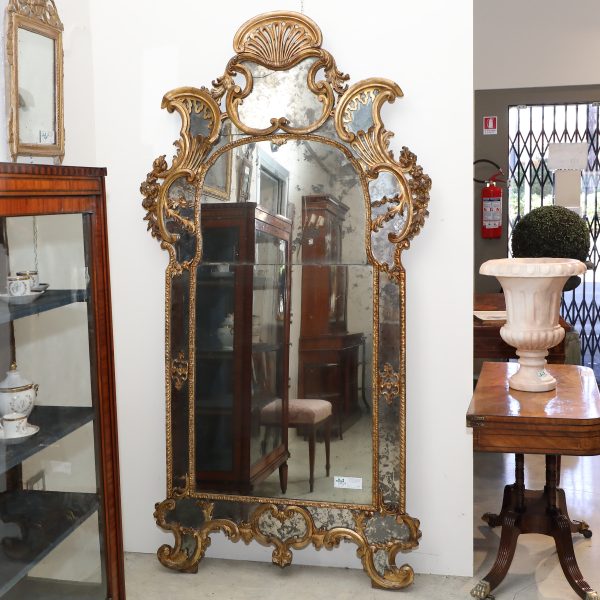 Grande specchiera in legno dorato con fiori intagliati e cimasa con ventaglio - Specchiere