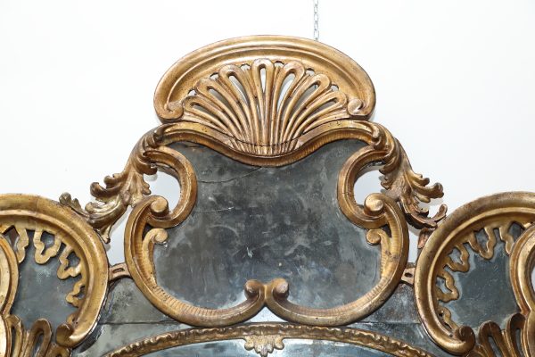Grande specchiera in legno dorato con fiori intagliati e cimasa con ventaglio - Specchiere
