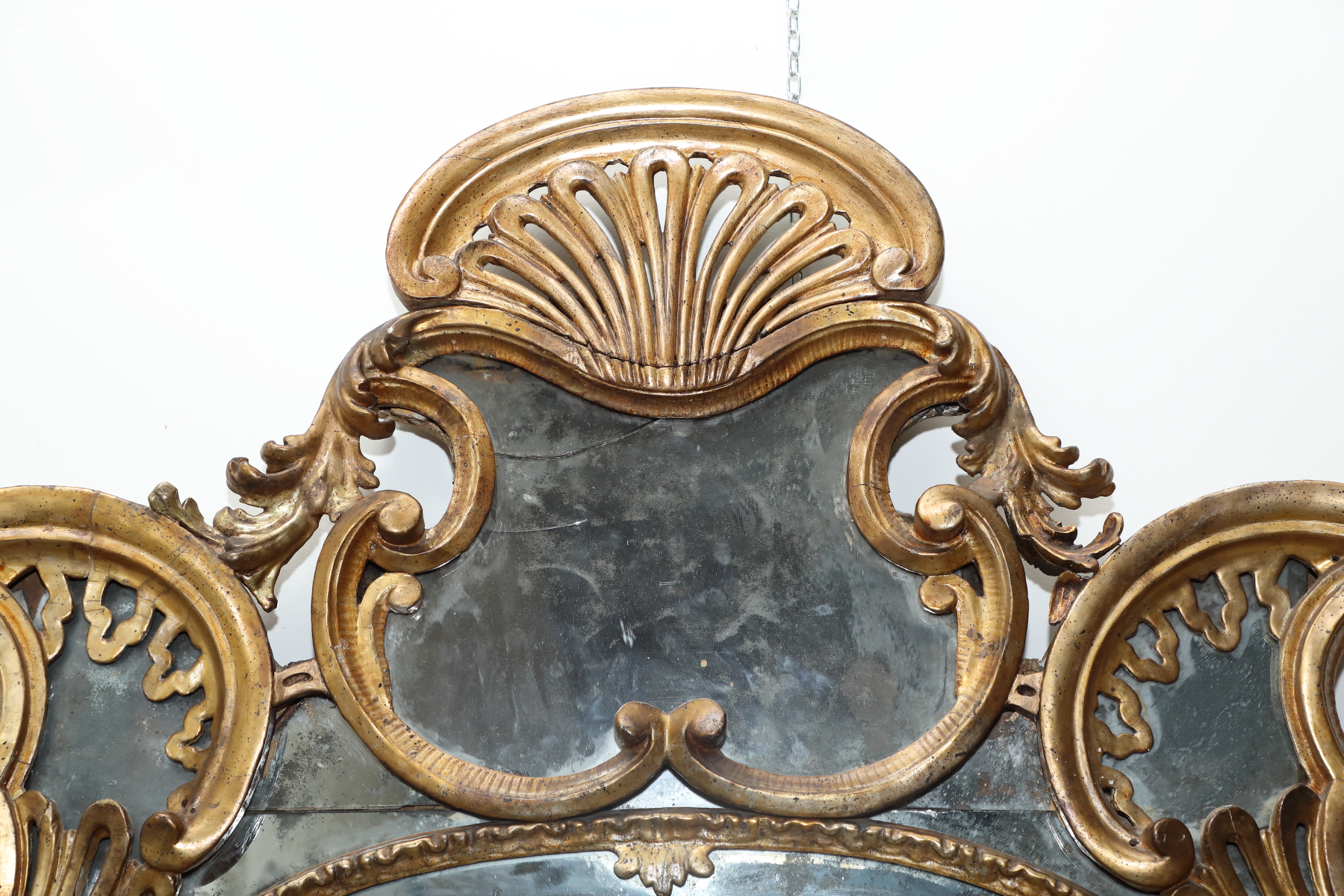 Grande specchiera in legno dorato con fiori intagliati e cimasa con ventaglio - Specchiere Grande specchiera in legno dorato con fiori intagliati e cimasa con ventaglio - Specchiere