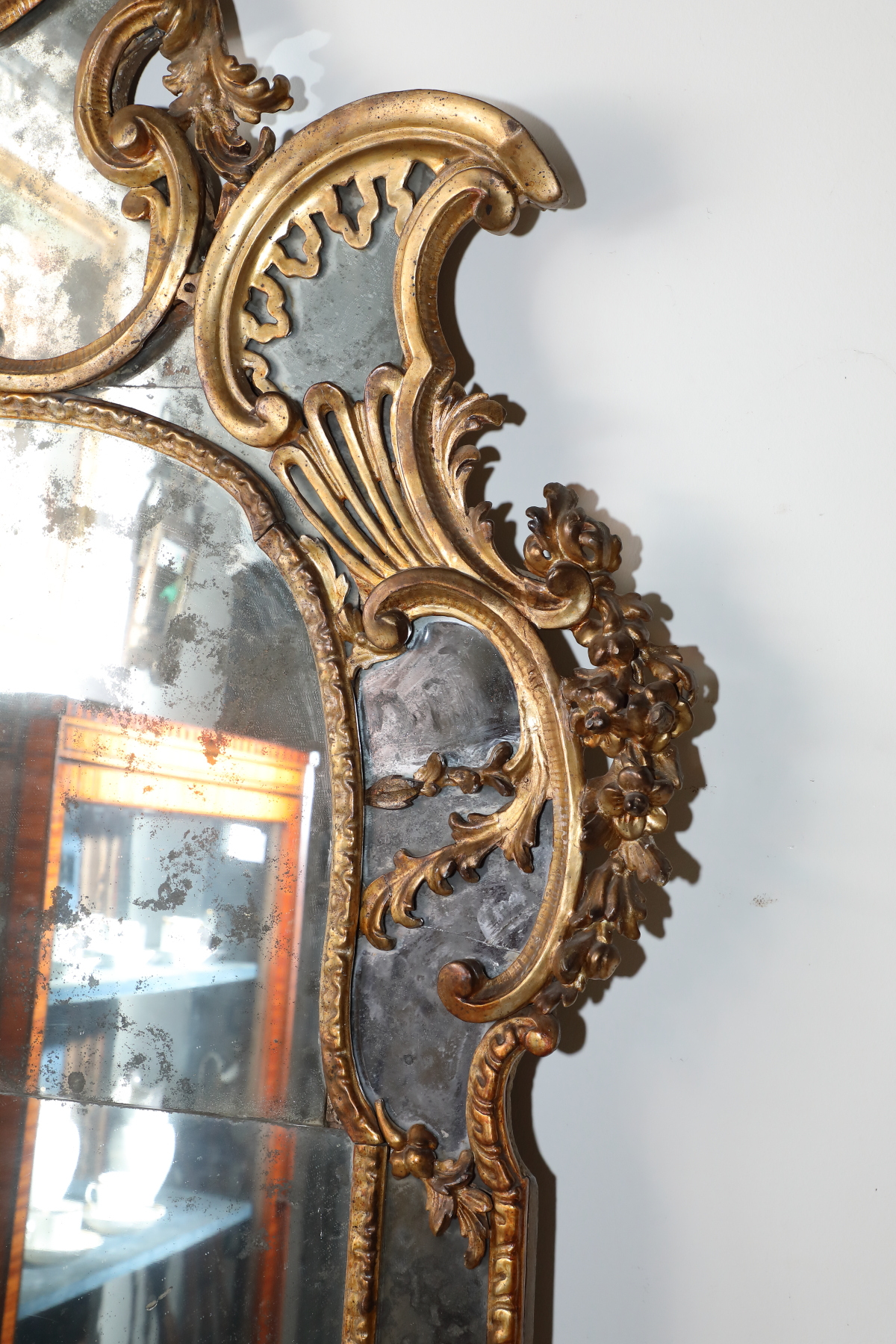 Grande specchiera in legno dorato con fiori intagliati e cimasa con ventaglio - Specchiere Grande specchiera in legno dorato con fiori intagliati e cimasa con ventaglio - Specchiere