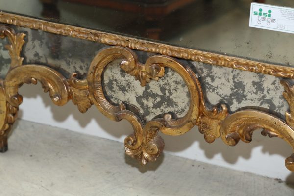 Grande specchiera in legno dorato con fiori intagliati e cimasa con ventaglio - Specchiere