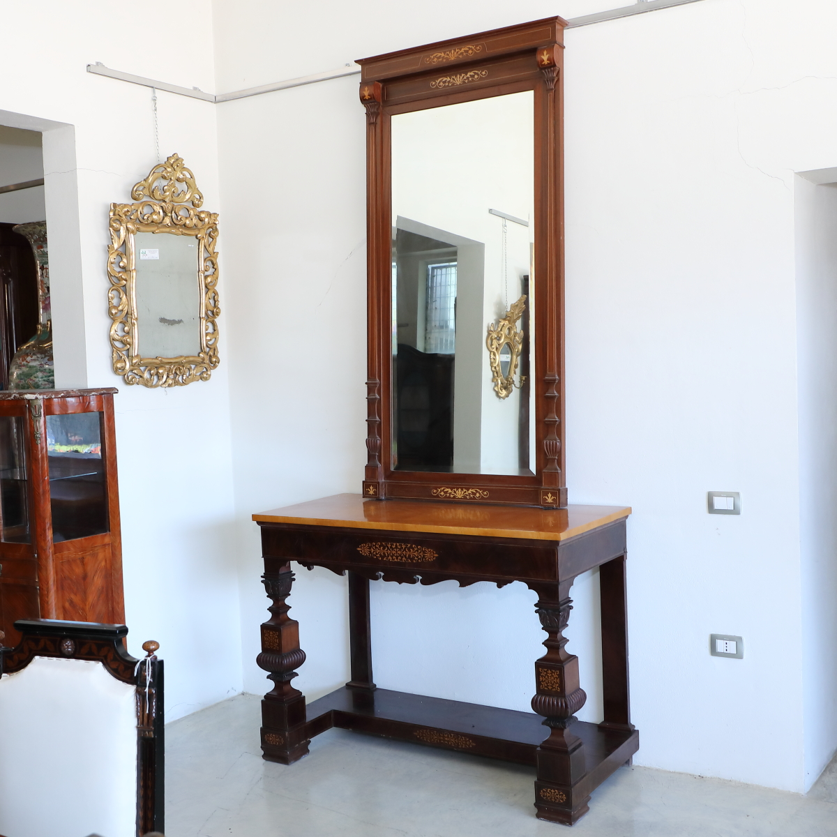 Coppia specchierine in legno dorato con fiori intagliati e fregi epoca 800 - Specchiere Coppia specchierine in legno dorato con fiori intagliati e fregi epoca 800 - Specchiere