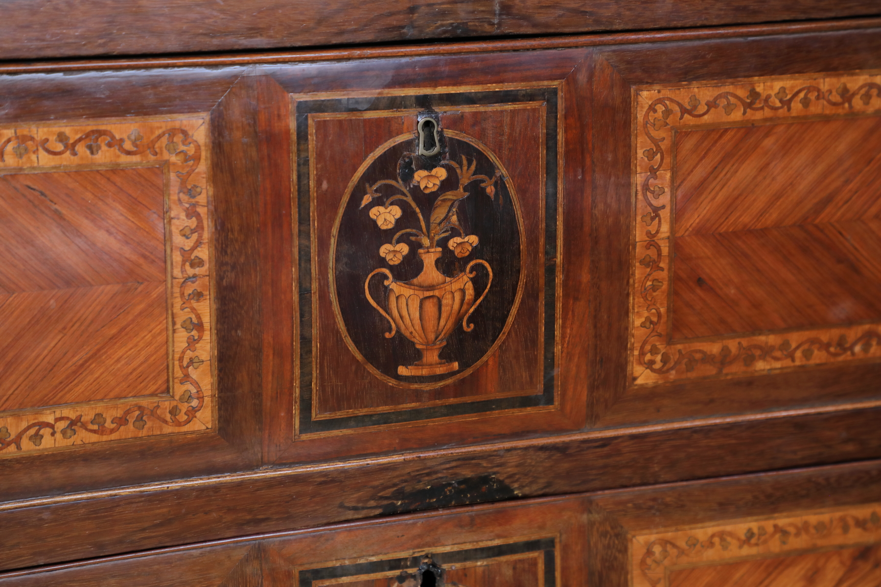 Comò Luigi XVI a due cassetti intarsiato con piano di marmo bianco - Comò Comò Luigi XVI a due cassetti intarsiato con piano di marmo bianco - Comò