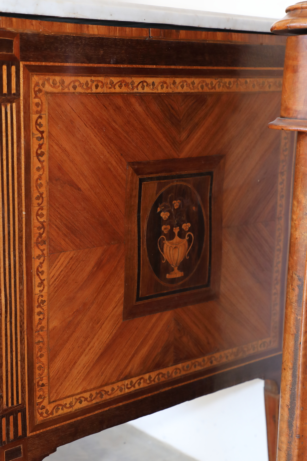 Comò Luigi XVI a due cassetti intarsiato con piano di marmo bianco - Comò Comò Luigi XVI a due cassetti intarsiato con piano di marmo bianco - Comò