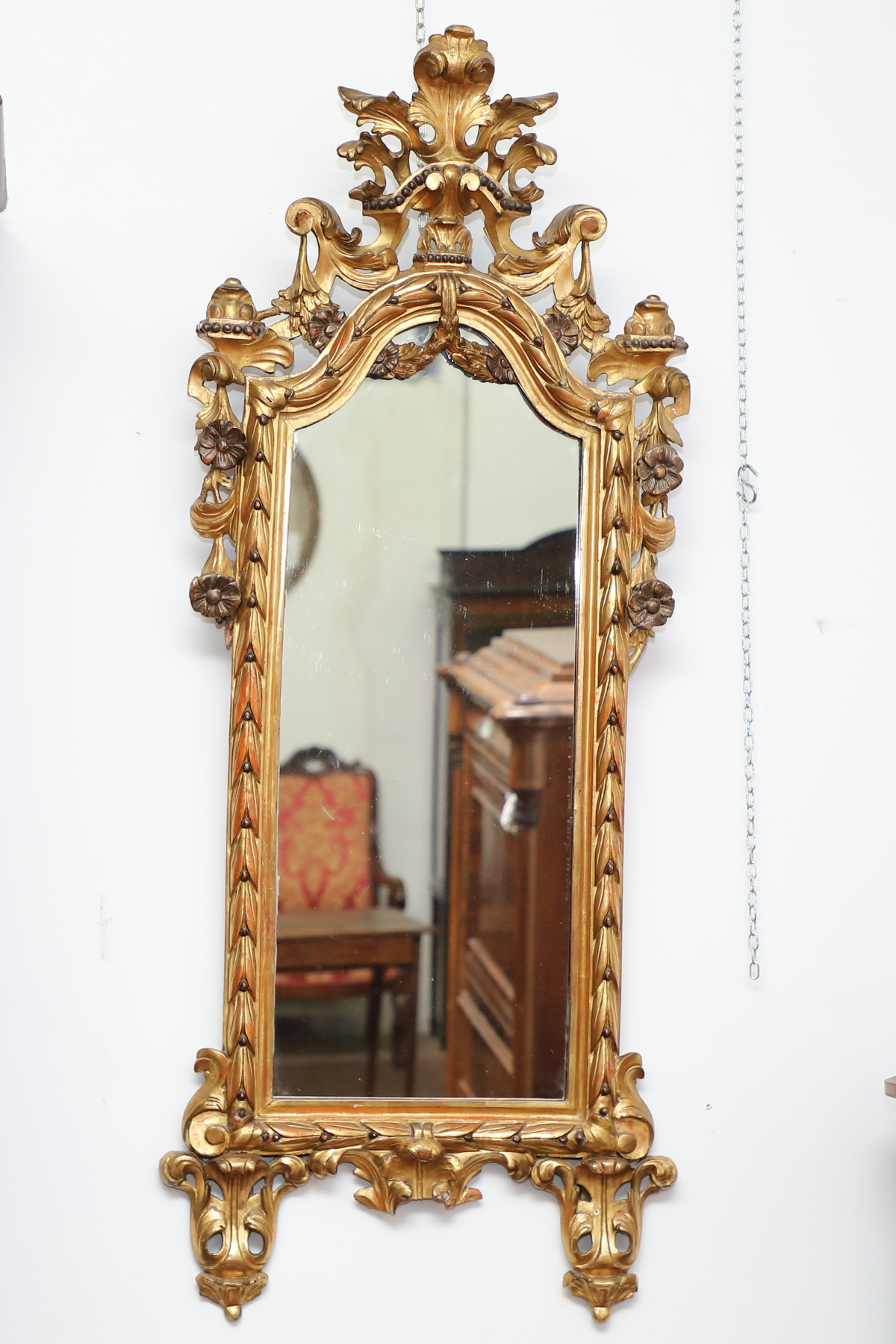 Coppia specchierine in legno dorato con fiori intagliati e fregi epoca 800 - Specchiere Coppia specchierine in legno dorato con fiori intagliati e fregi epoca 800 - Specchiere