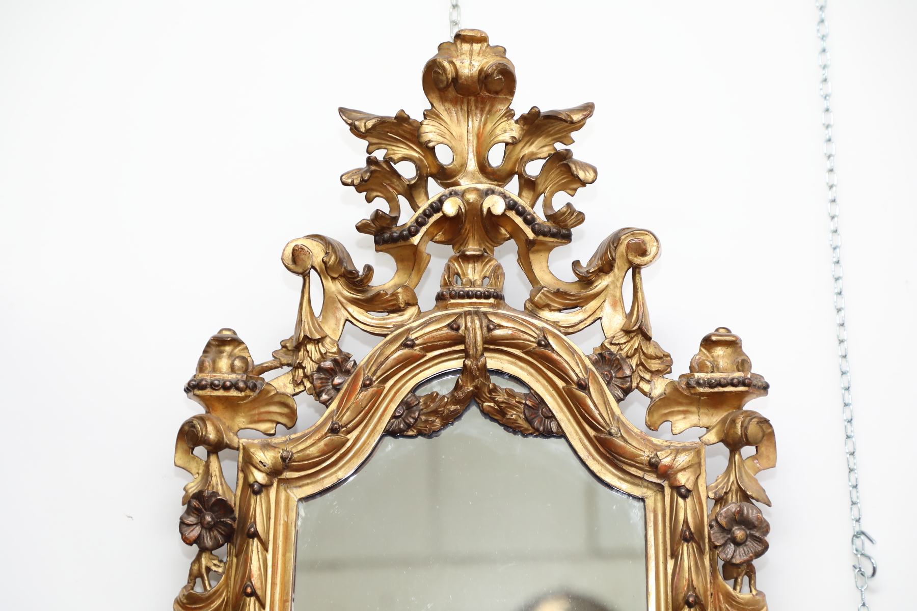 Coppia specchierine in legno dorato con fiori intagliati e fregi epoca 800 - Specchiere Coppia specchierine in legno dorato con fiori intagliati e fregi epoca 800 - Specchiere