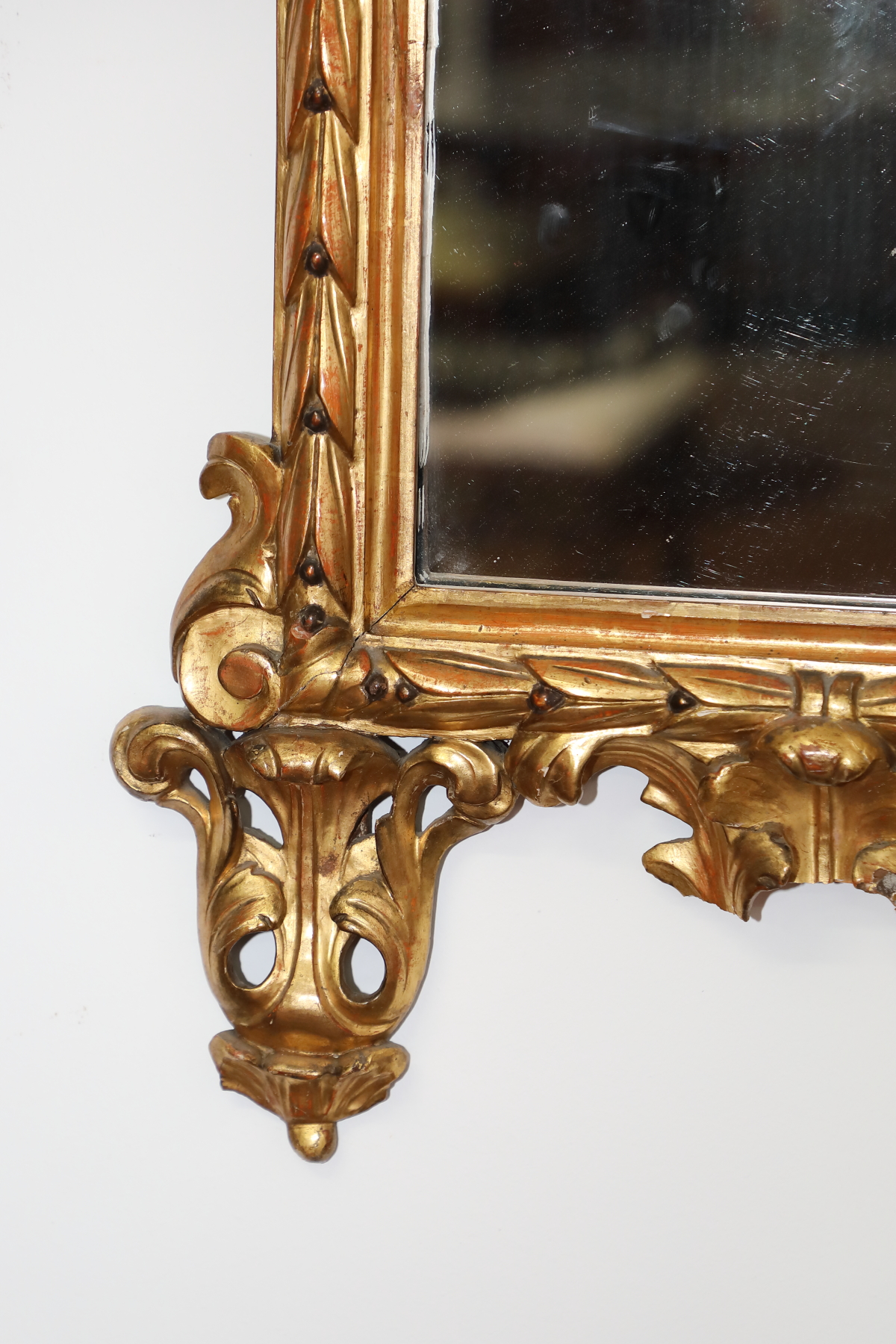 Coppia specchierine in legno dorato con fiori intagliati e fregi epoca 800 - Specchiere Coppia specchierine in legno dorato con fiori intagliati e fregi epoca 800 - Specchiere