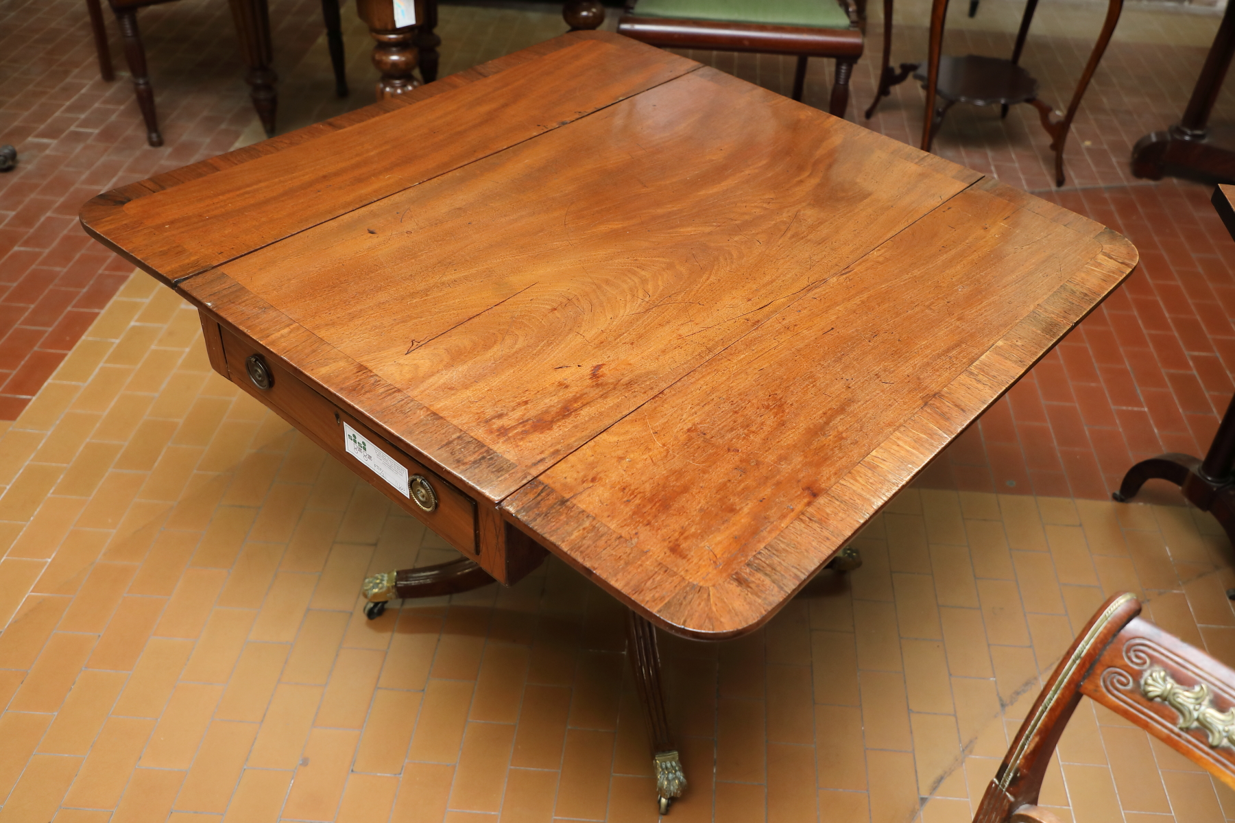 Tavolo da salotto in mogano con alette gambe a sciabola di origine inglese Regency - Tavoli e Scrittoi Tavolo da salotto in mogano con alette gambe a sciabola di origine inglese Regency - Tavoli e Scrittoi