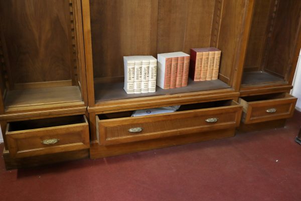 Libreria in noce  a giorno a tre aperture origine inglese  primi 900 - Librerie
