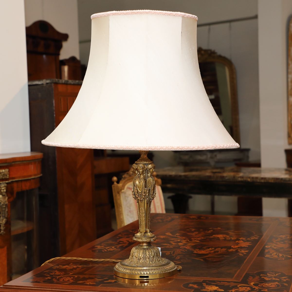 Vaso in ceramica italiana con scene classiche e paesaggio. - Complementi d'arredo Vaso in ceramica italiana con scene classiche e paesaggio. - Complementi d'arredo