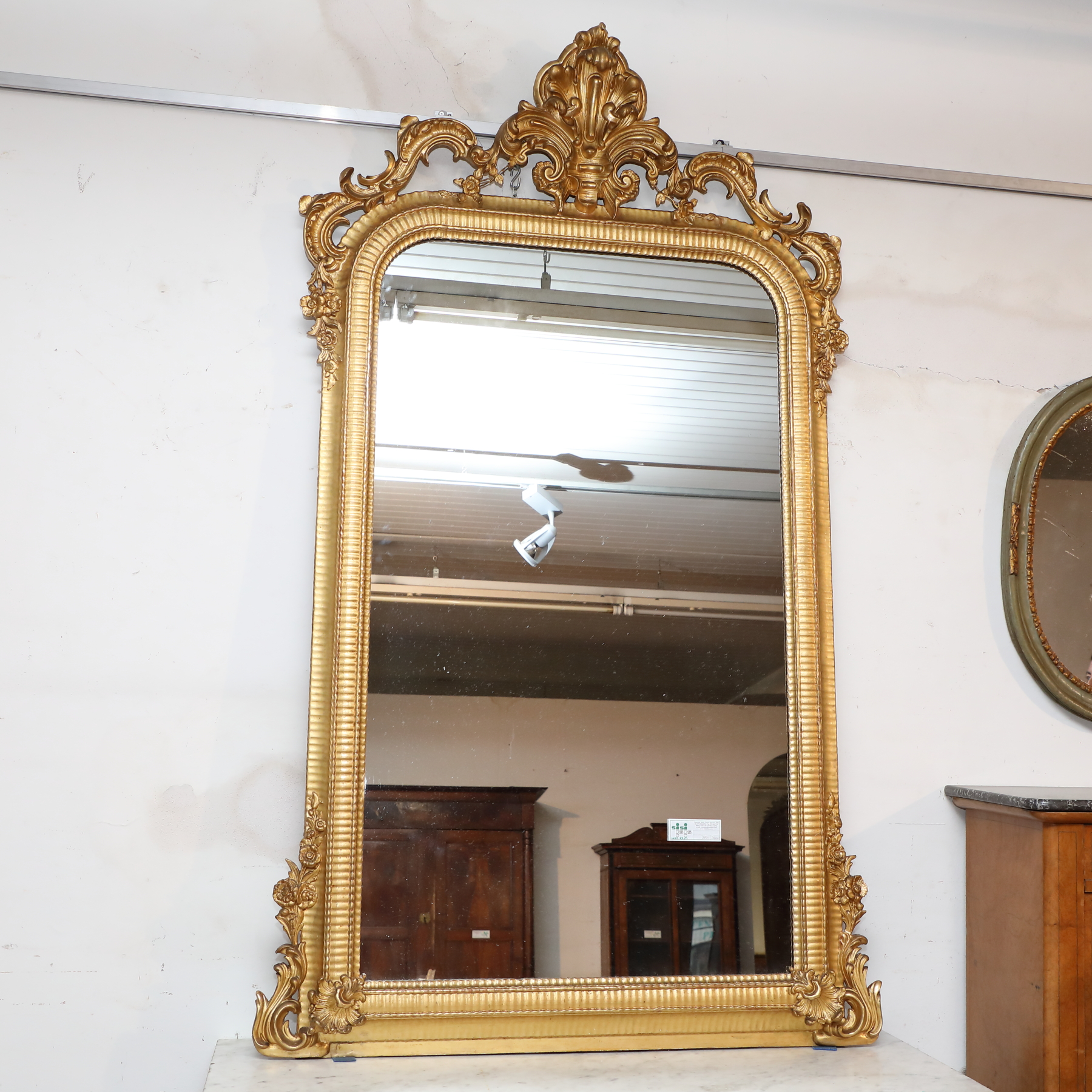 Specchiera rettangolare in legno dorato con cimasa con effigie femminile e fiocco - Specchiere Specchiera rettangolare in legno dorato con cimasa con effigie femminile e fiocco - Specchiere