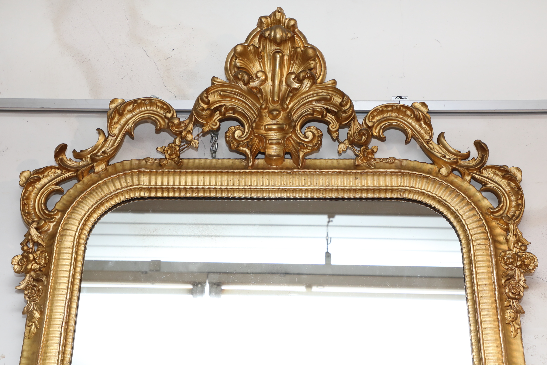 Grande specchiera in legno dorato con cimasa con giglio - Specchiere Grande specchiera in legno dorato con cimasa con giglio - Specchiere