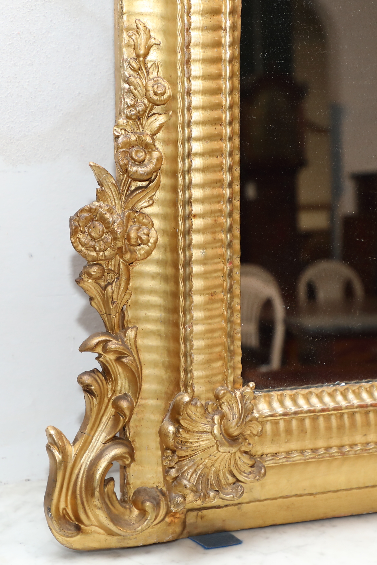 Grande specchiera in legno dorato con cimasa con giglio - Specchiere Grande specchiera in legno dorato con cimasa con giglio - Specchiere