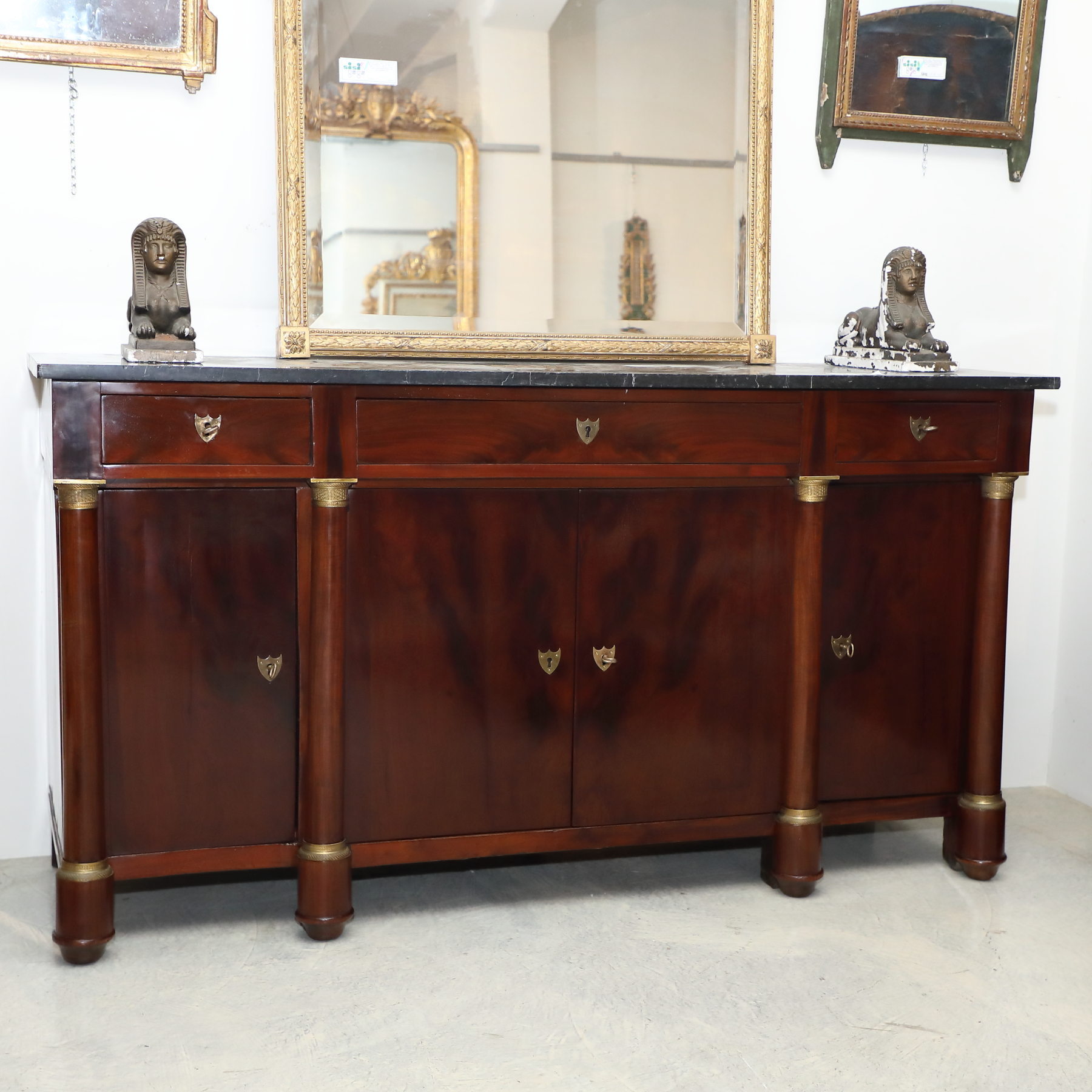 Credenza mossa in radica di noce intarsiata con bronzi dorati - Credenze Credenza mossa in radica di noce intarsiata con bronzi dorati - Credenze