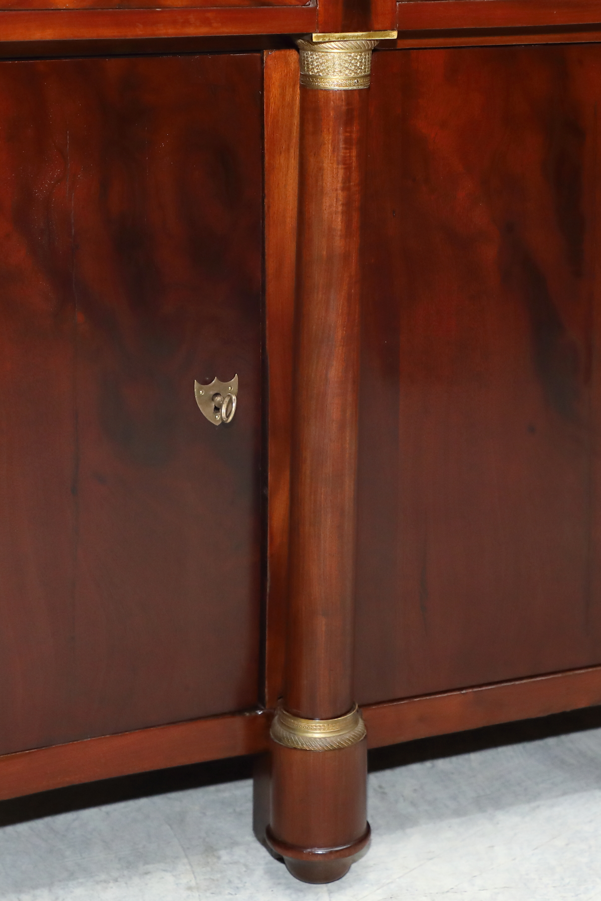 Credenza in mogano impero con piano in marmo - Credenze Credenza in mogano impero con piano in marmo - Credenze