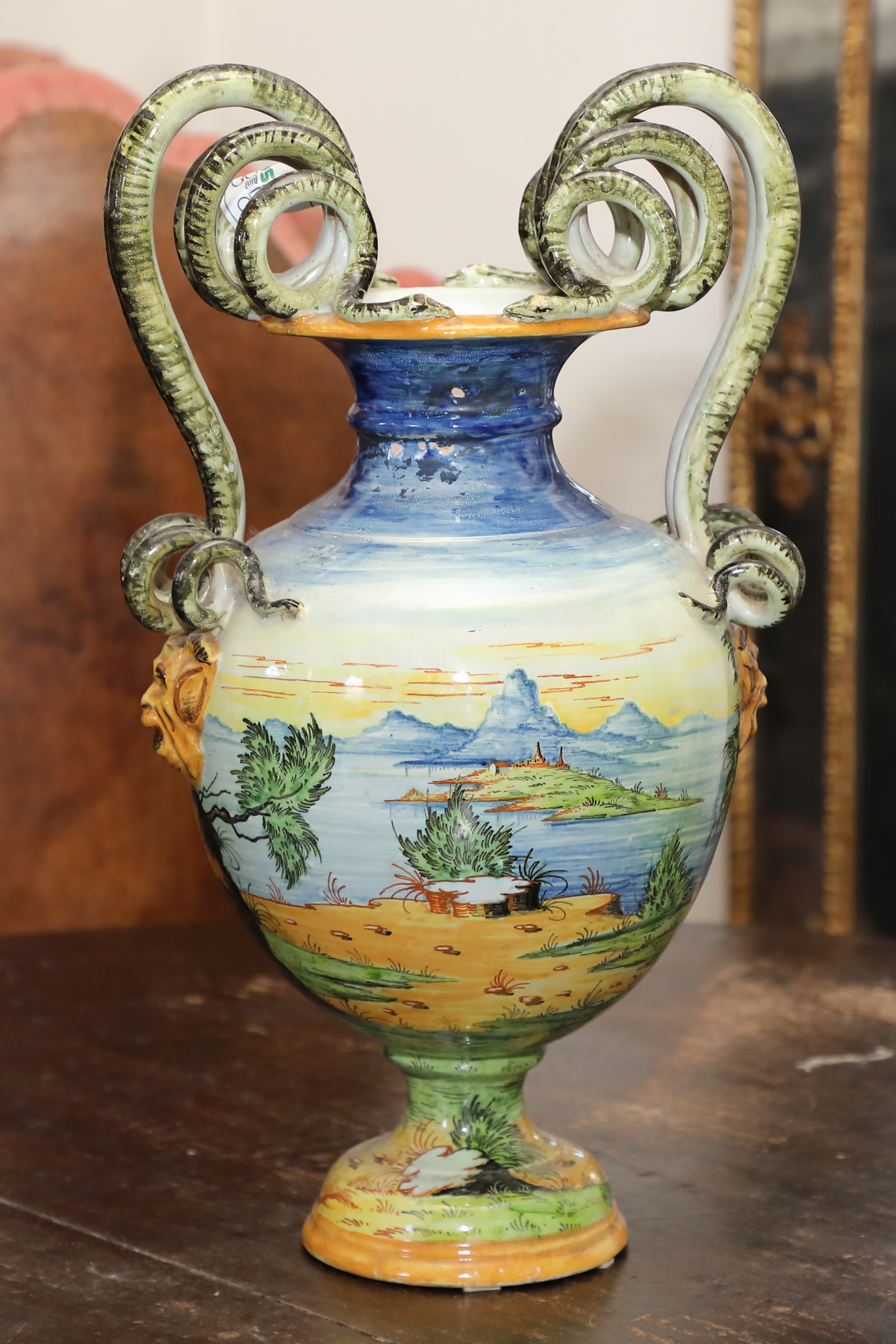 Vaso in ceramica italiana con scene classiche e paesaggio. - Complementi d'arredo Vaso in ceramica italiana con scene classiche e paesaggio. - Complementi d'arredo