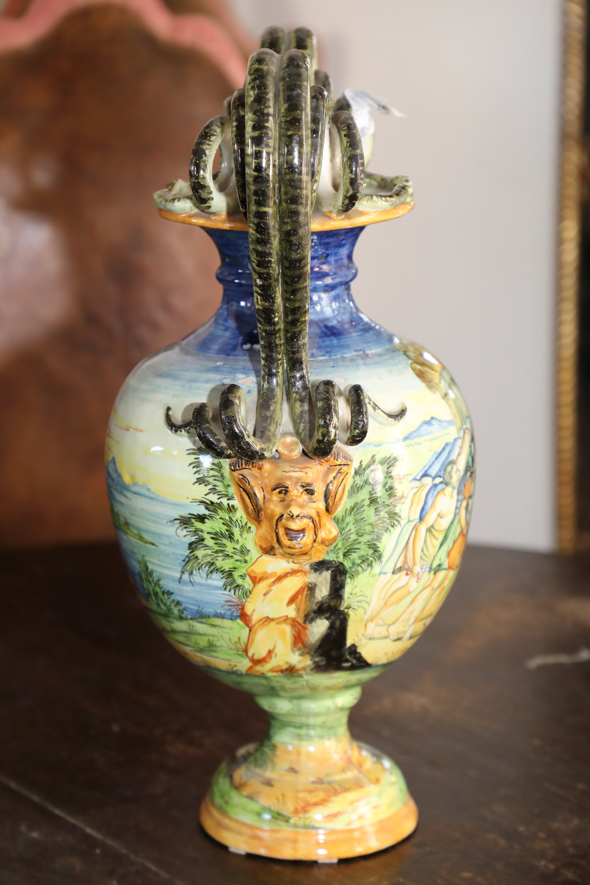 Vaso in ceramica italiana con scene classiche e paesaggio. - Complementi d'arredo Vaso in ceramica italiana con scene classiche e paesaggio. - Complementi d'arredo