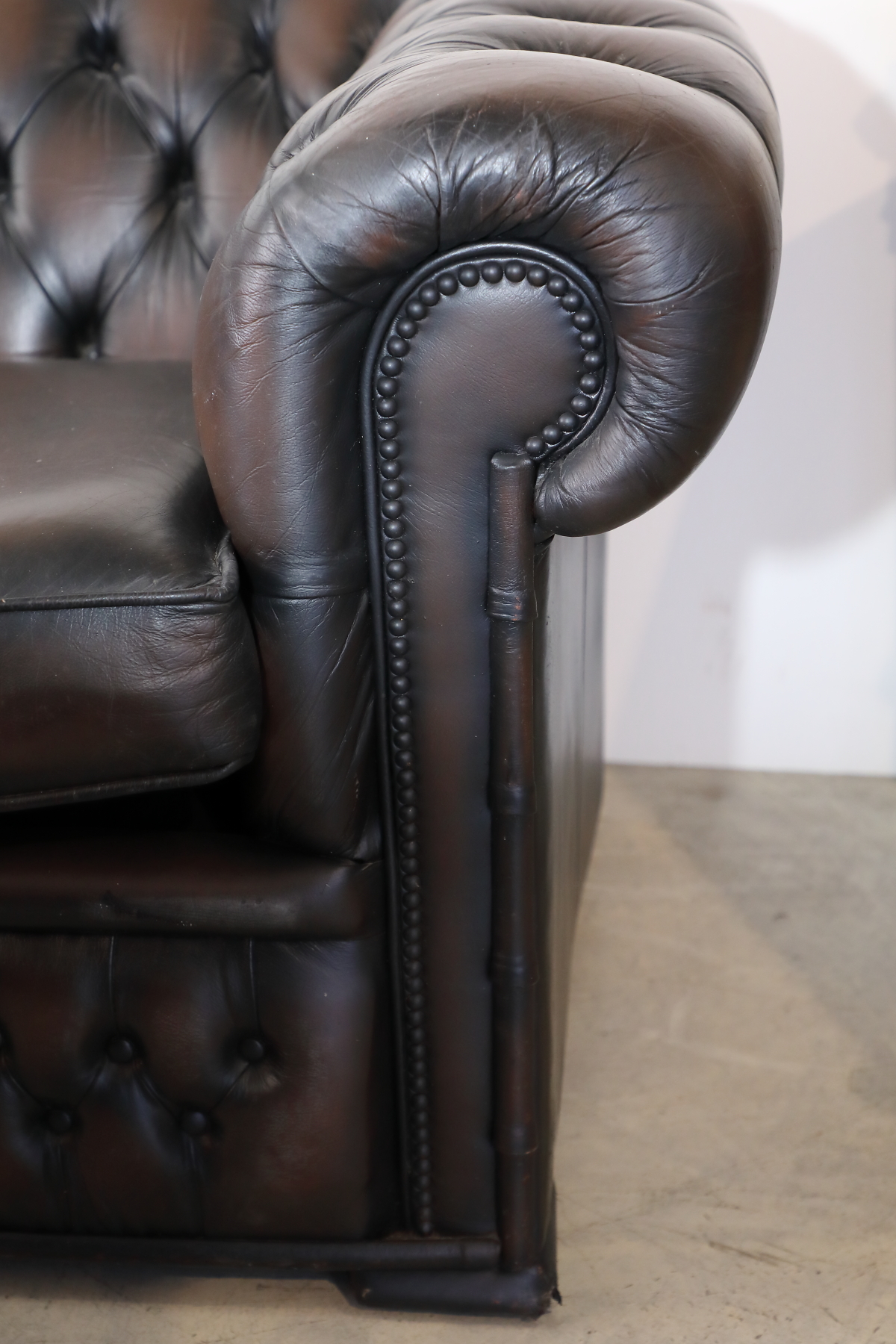 Divano Chesterfield a due posti in pelle marrone - Divani Divano Chesterfield a due posti in pelle marrone - Divani