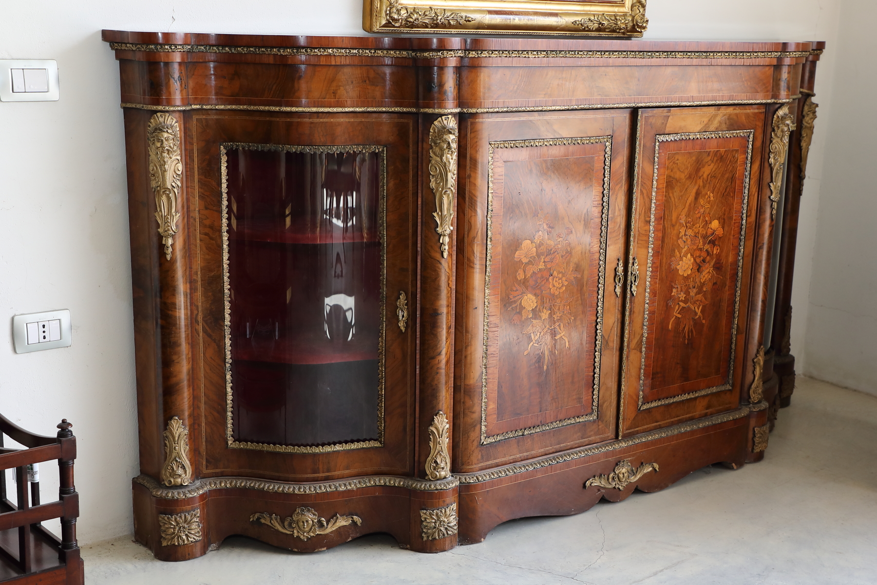 Credenza mossa in radica di noce intarsiata con bronzi dorati - Credenze Credenza mossa in radica di noce intarsiata con bronzi dorati - Credenze