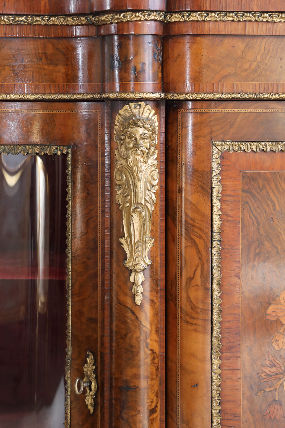 Credenza mossa in radica di noce intarsiata con bronzi dorati - Credenze Credenza mossa in radica di noce intarsiata con bronzi dorati - Credenze