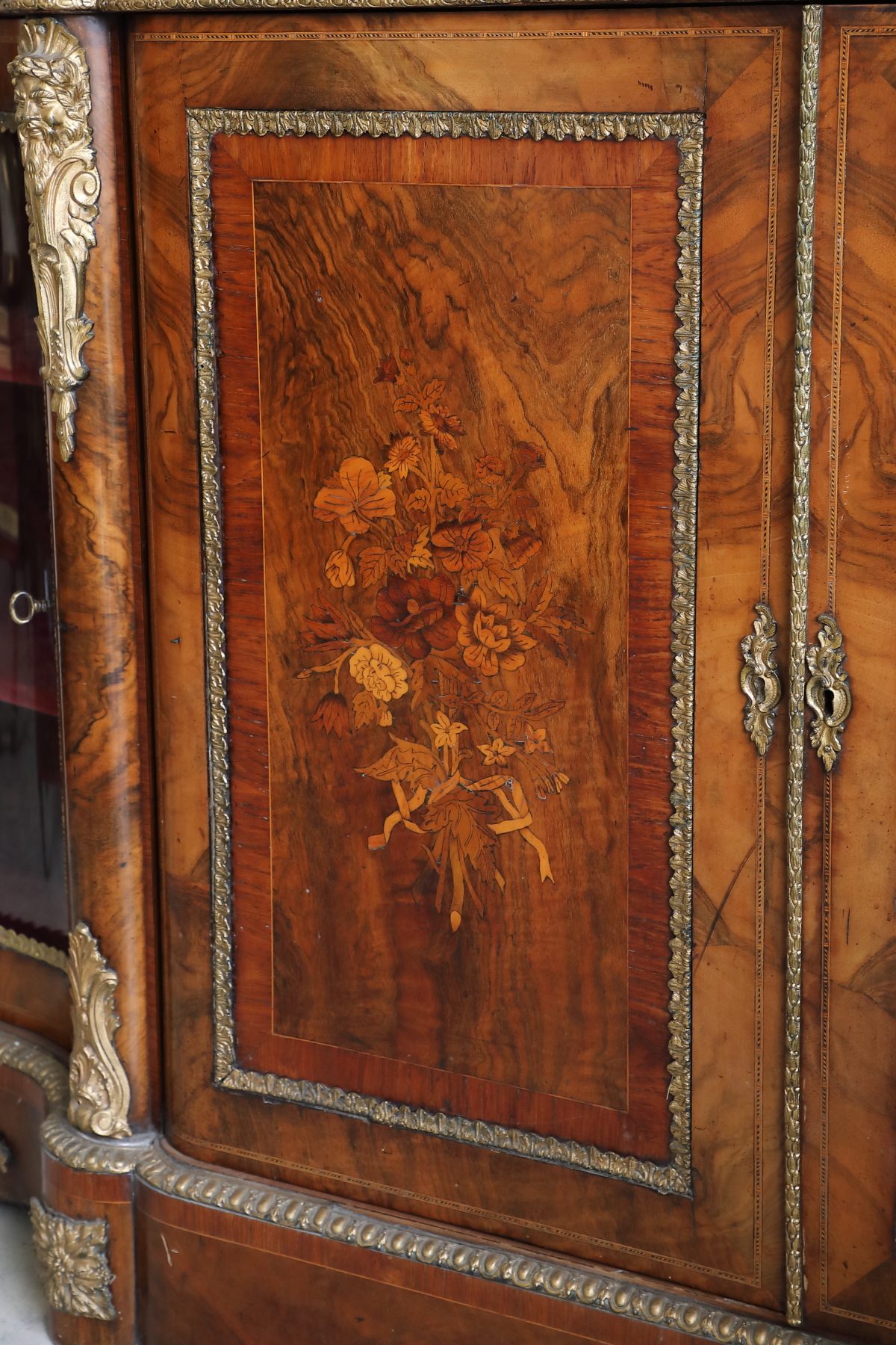 Credenza mossa in radica di noce intarsiata con bronzi dorati - Credenze Credenza mossa in radica di noce intarsiata con bronzi dorati - Credenze