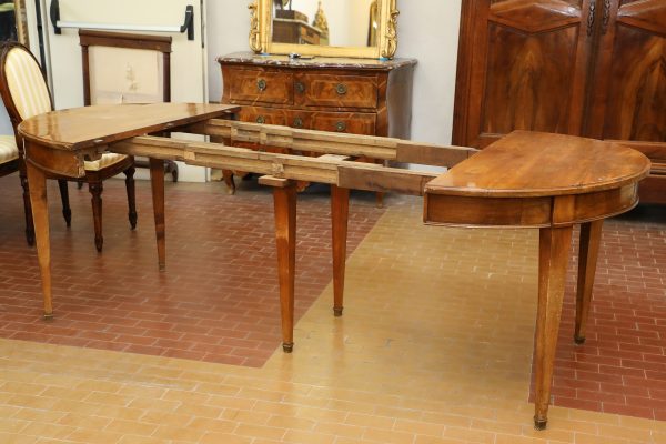Tavolo italiano  rotondo in noce allungabile con gambe a spillo - Tavoli e Scrittoi