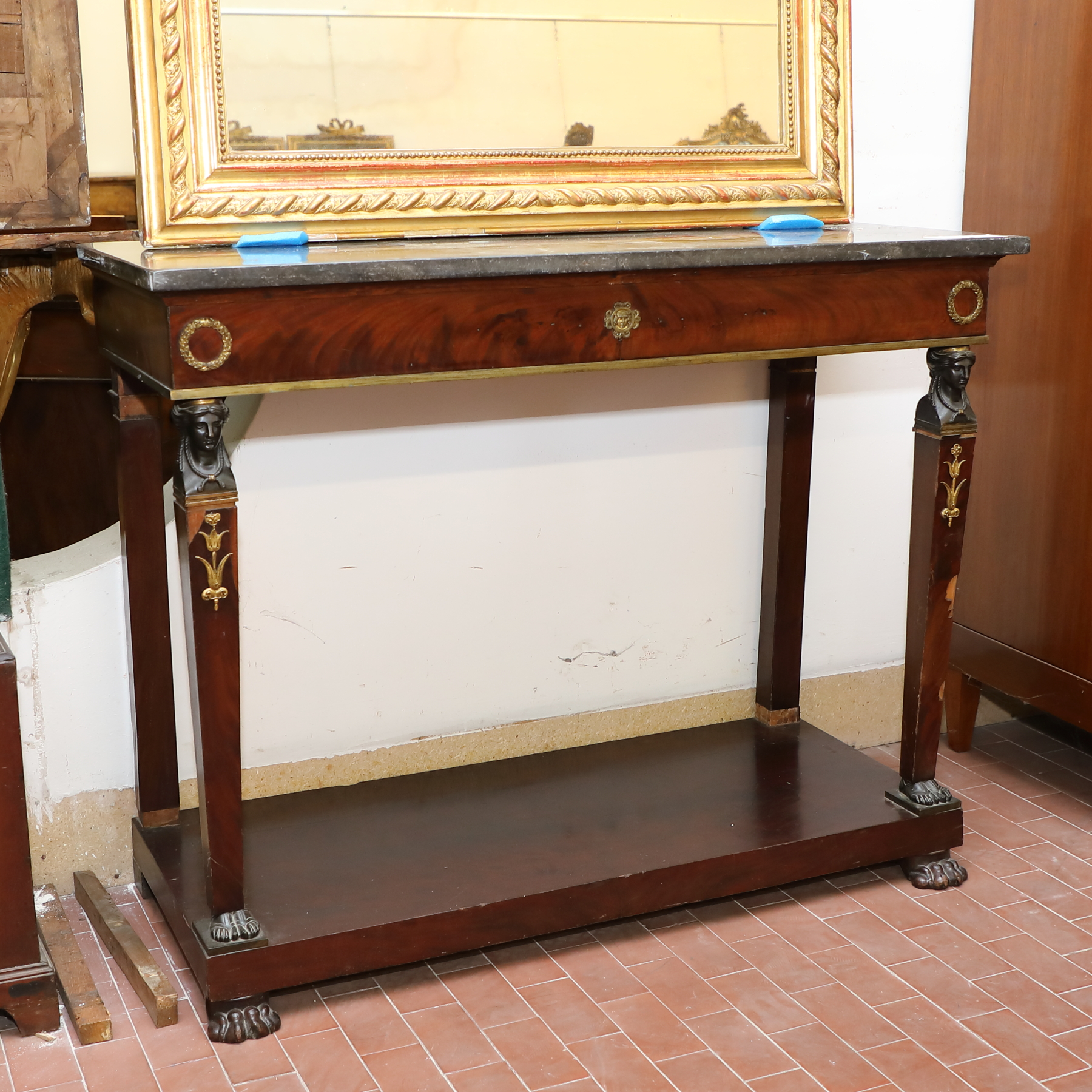 Consolle sagomata in legno dorato e piano in marmo rosso variegato, gambe mosse equine ,epoca 700 - Consolle Consolle sagomata in legno dorato e piano in marmo rosso variegato, gambe mosse equine ,epoca 700 - Consolle