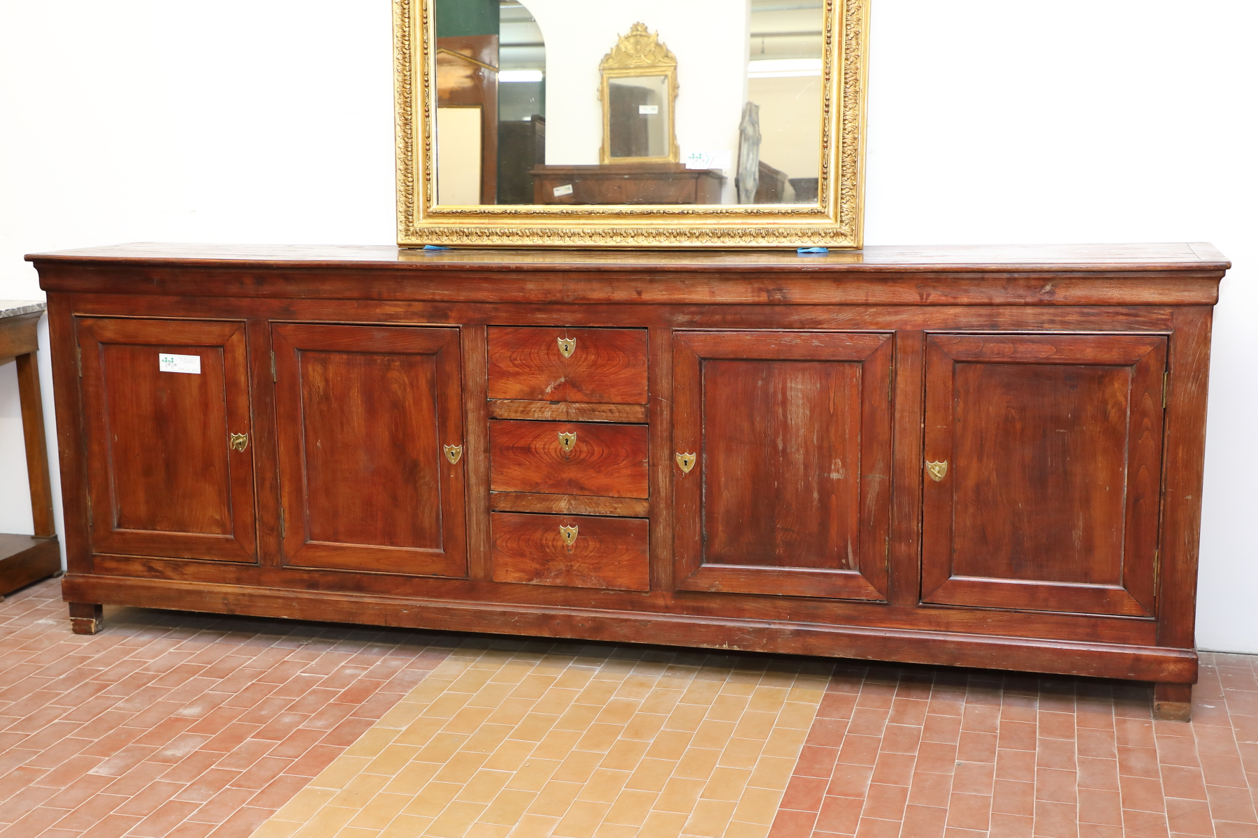 Credenza cappuccina a quattro ante con fila di cassetti centrali - Credenze Credenza cappuccina a quattro ante con fila di cassetti centrali - Credenze