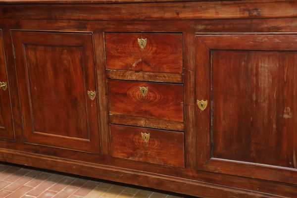 Credenza cappuccina a quattro ante con fila di cassetti centrali - Credenze