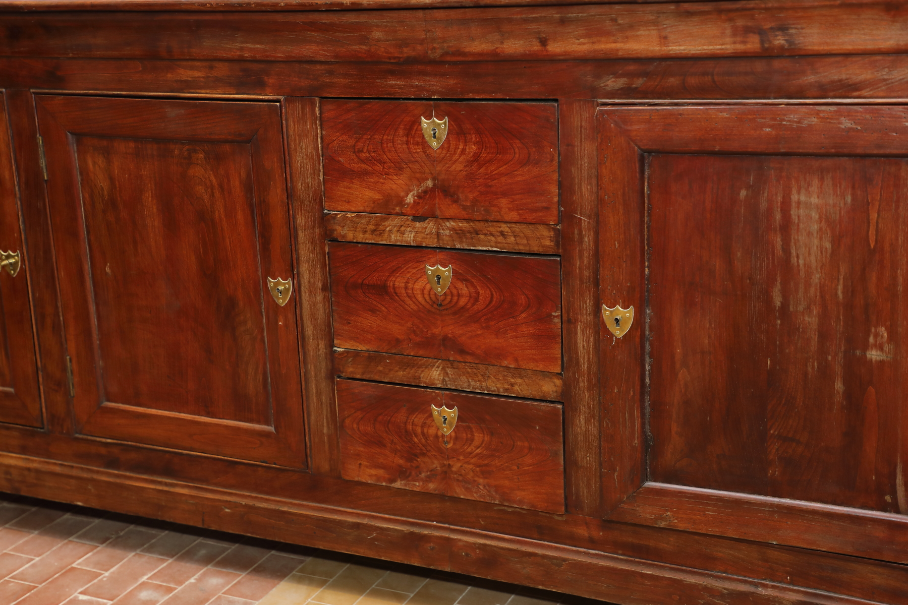 Credenza cappuccina a quattro ante con fila di cassetti centrali - Credenze Credenza cappuccina a quattro ante con fila di cassetti centrali - Credenze
