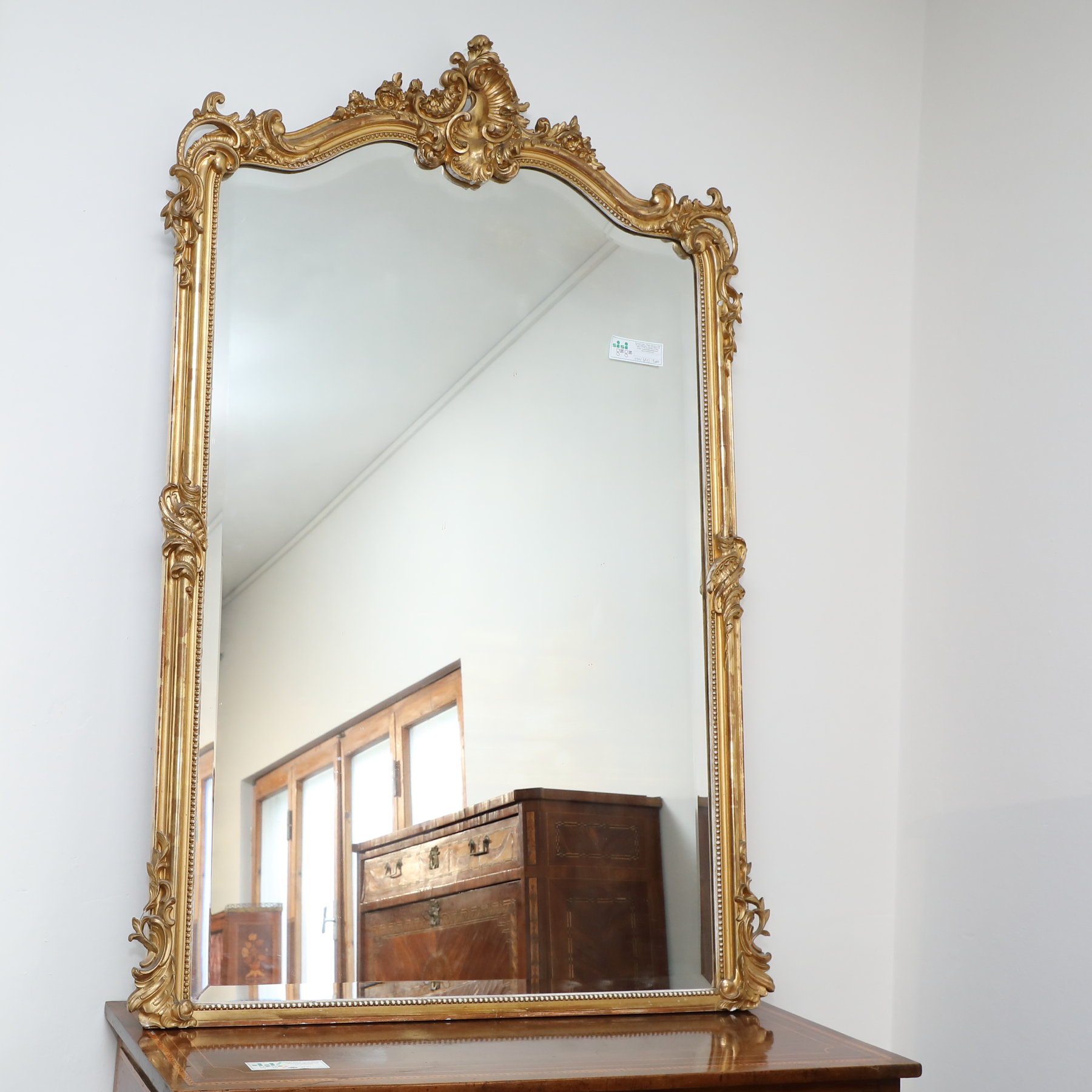 Specchiera in legno dorato con cimasa intagliata - Specchiere Specchiera in legno dorato con cimasa intagliata - Specchiere