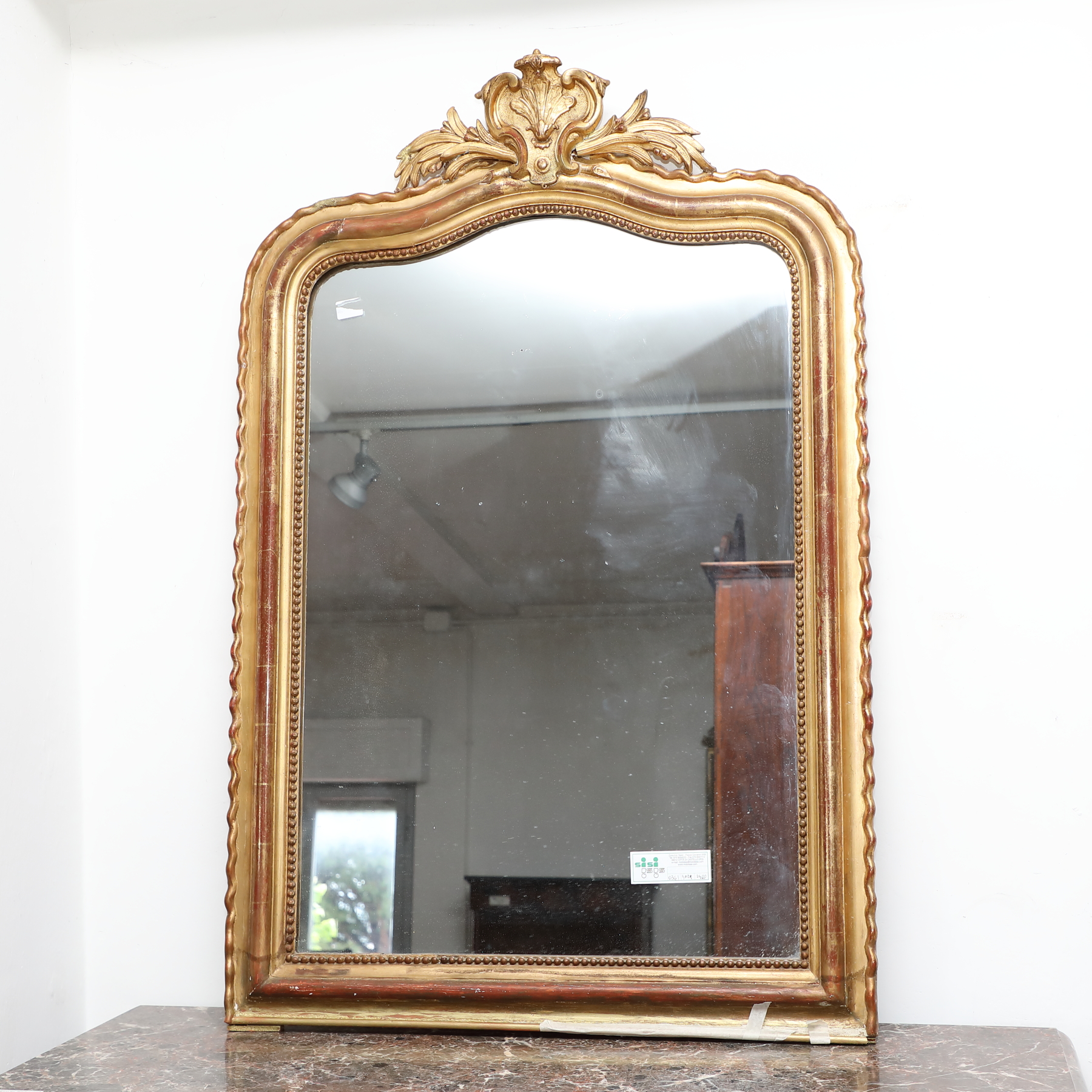 Specchiera in legno dorato con cimasa intagliata - Specchiere Specchiera in legno dorato con cimasa intagliata - Specchiere