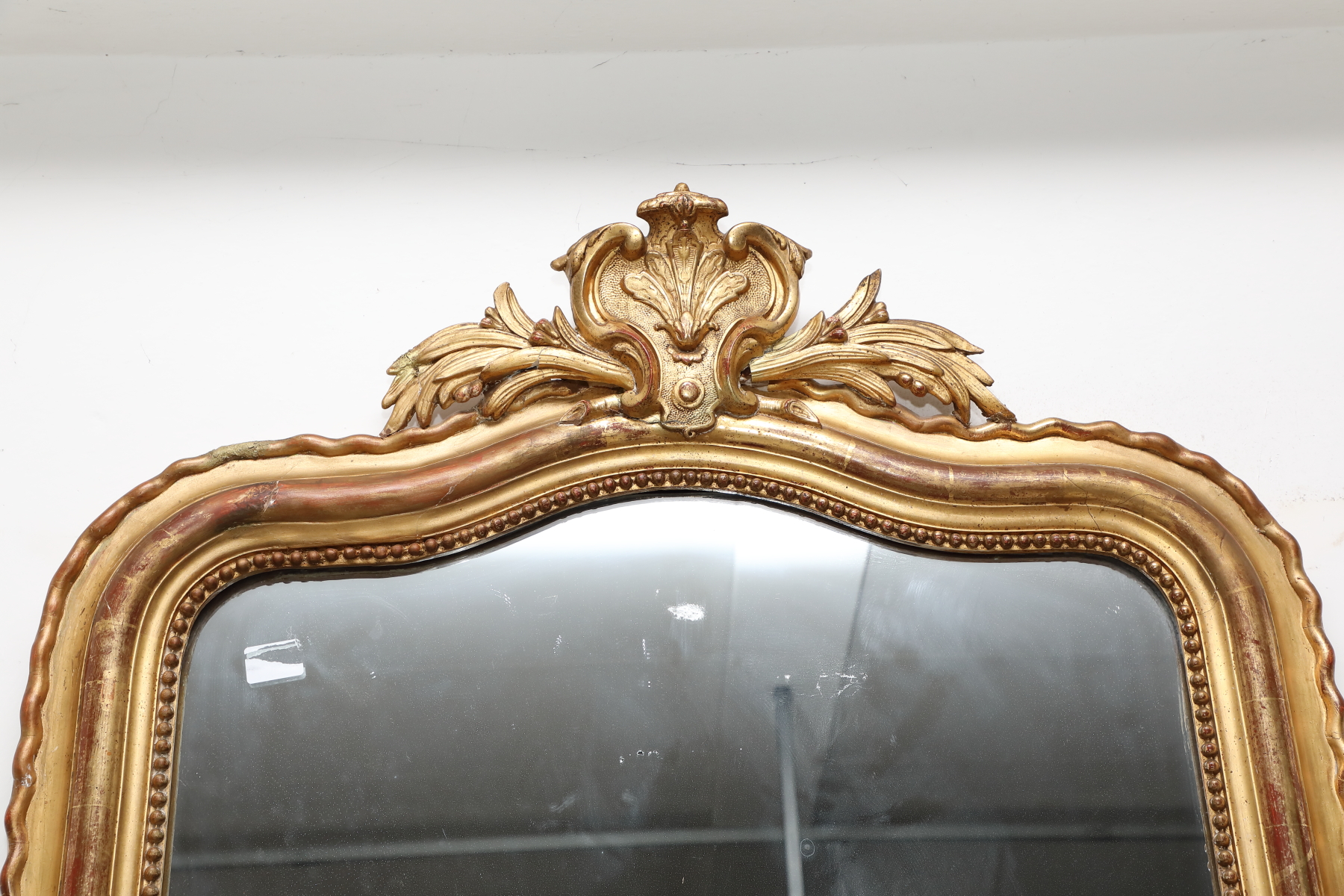 Specchiera in legno dorato con cimasa intagliata - Specchiere Specchiera in legno dorato con cimasa intagliata - Specchiere