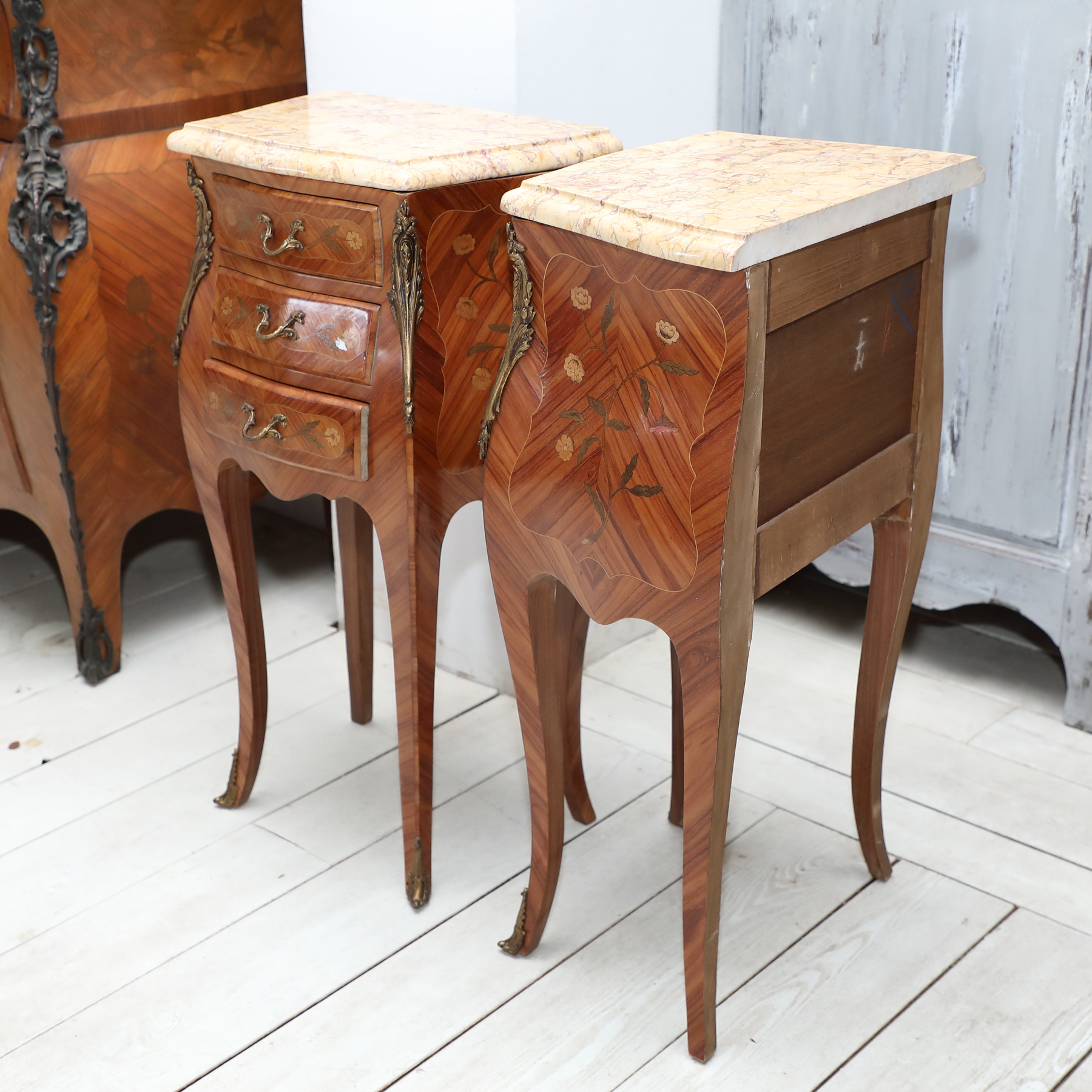 Coppia di comodini a tre cassetti in bois de rose intarsiati e piani in marmo giallo - Comodini Coppia di comodini a tre cassetti in bois de rose intarsiati e piani in marmo giallo - Comodini