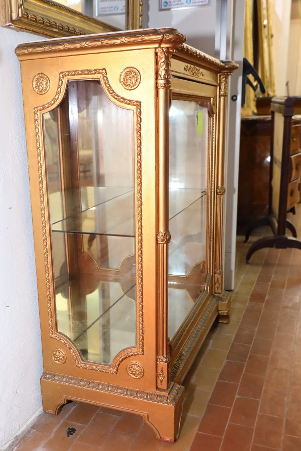 Vetrina ad un'anta in legno dorato con piano in marmo - Vetrine