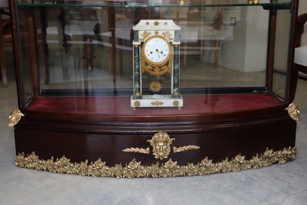 Vetrina espositore da centro  in mogano con bronzi ornamentali epoca Vittoriana - Vetrine