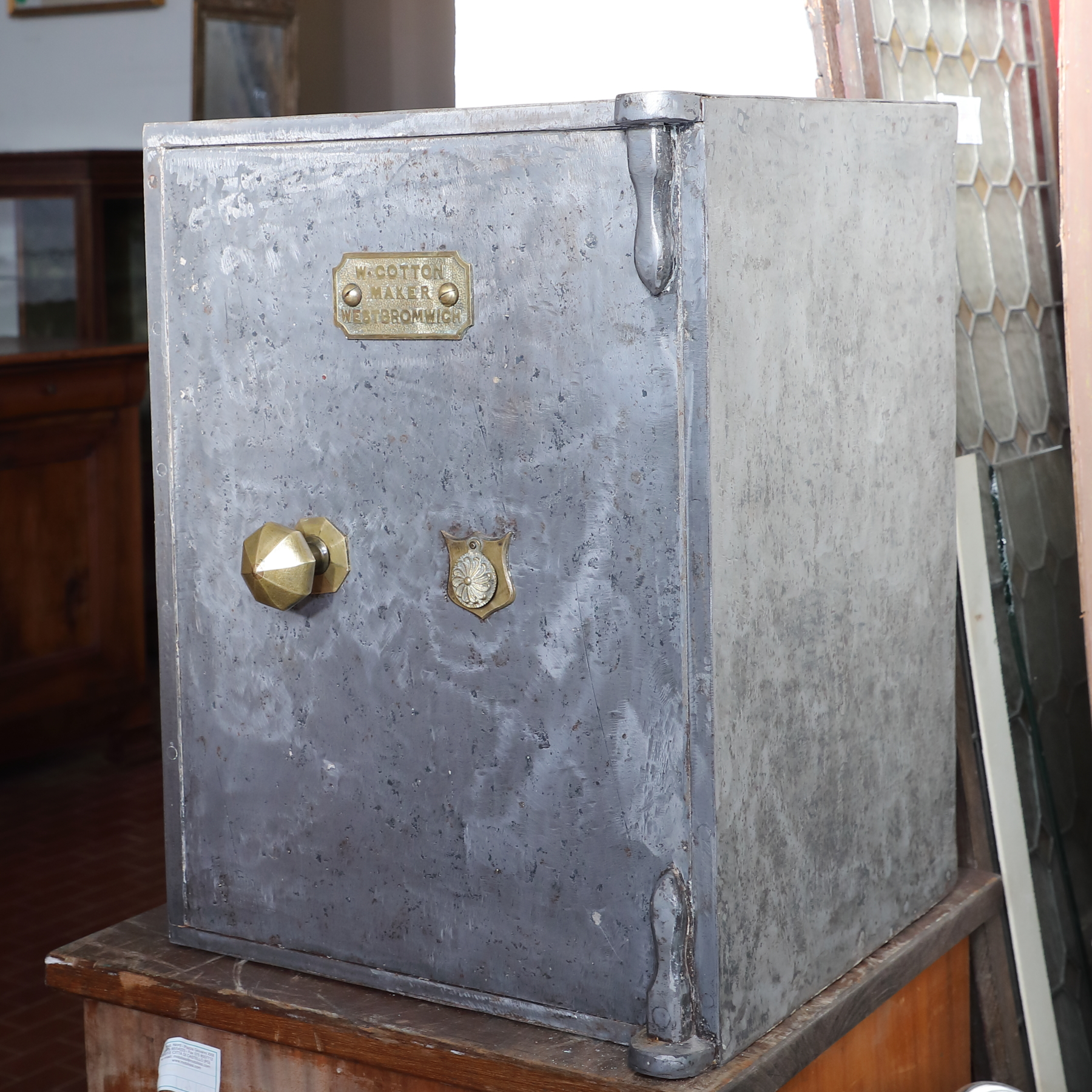 Coppia vasi in porcellana bianca con dipinti color ciclamino - Complementi d'arredo