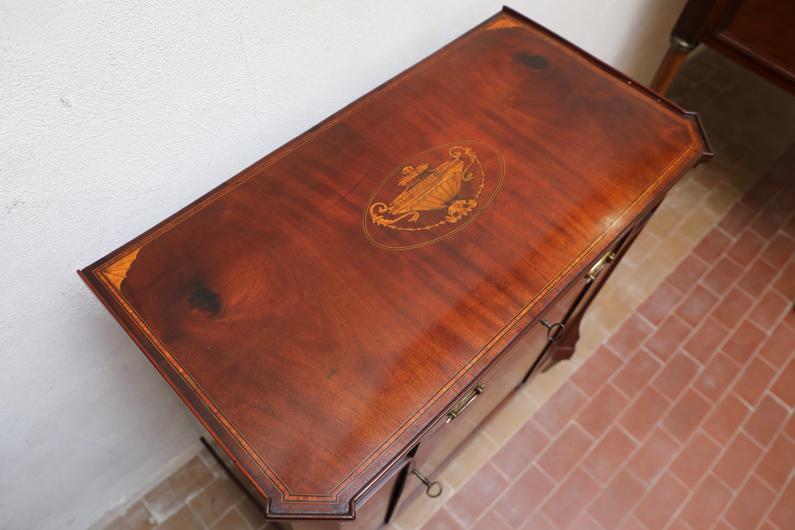 Credenzino inglese intarsiato ad un'anta restaurato origine inglese primi 800 - Comodini, Credenze Credenzino inglese intarsiato ad un'anta restaurato origine inglese primi 800 - Comodini, Credenze