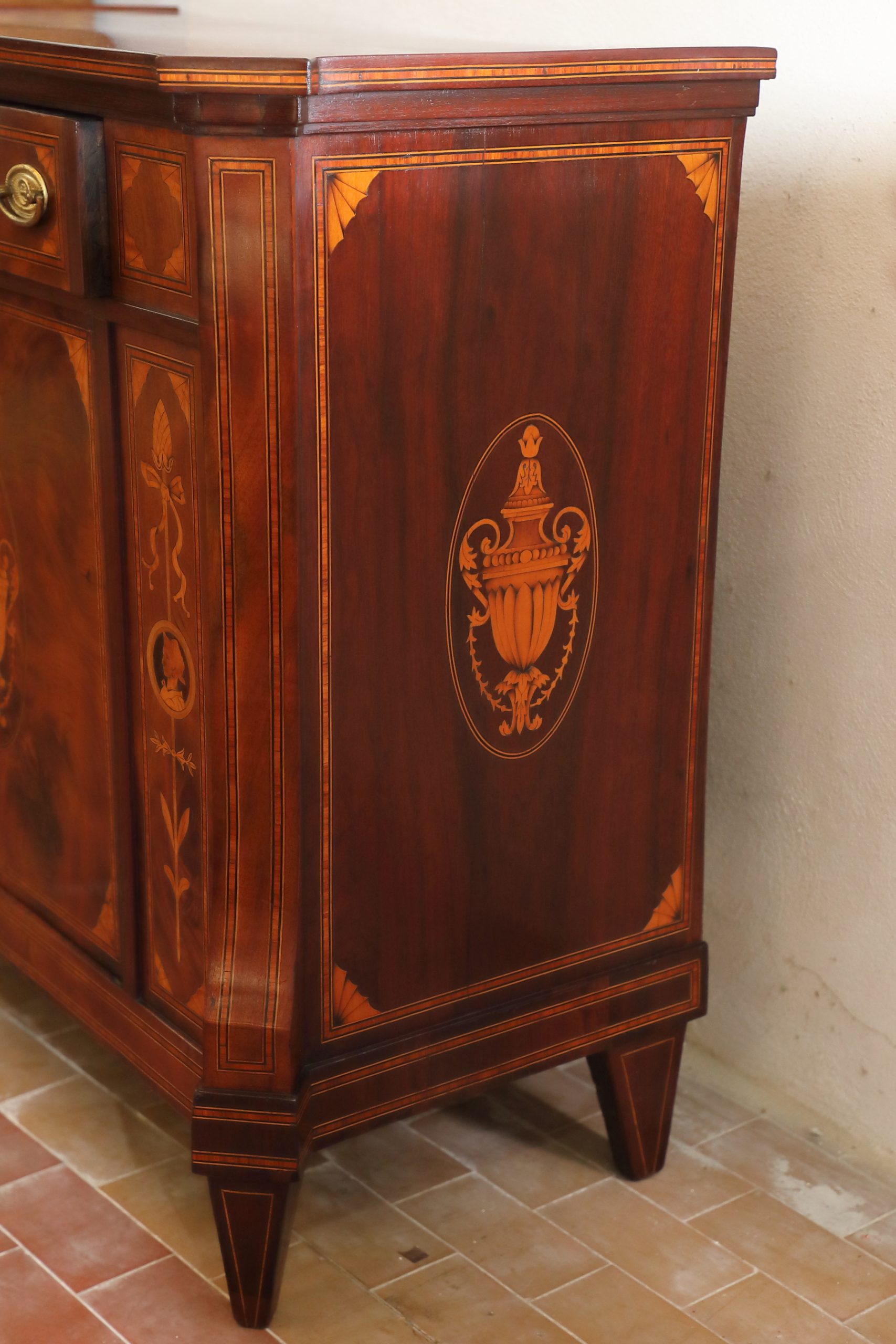 Credenzino inglese intarsiato ad un'anta restaurato origine inglese primi 800 - Comodini, Credenze Credenzino inglese intarsiato ad un'anta restaurato origine inglese primi 800 - Comodini, Credenze