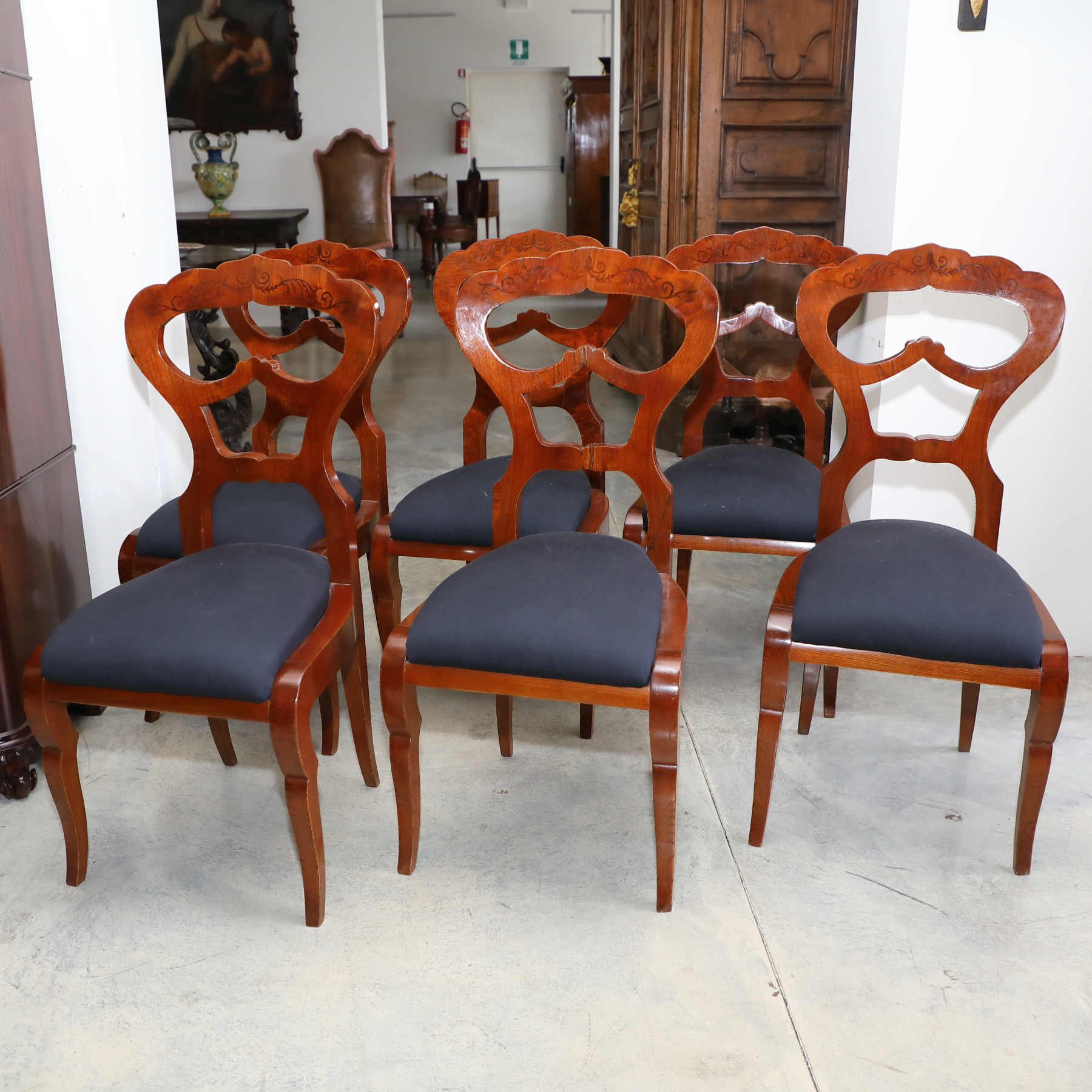 Gruppo di 6 sedie in olmo con intarsi sulla cartella XX sec. - Sedie e Poltrone Gruppo di 6 sedie in olmo con intarsi sulla cartella XX sec. - Sedie e Poltrone