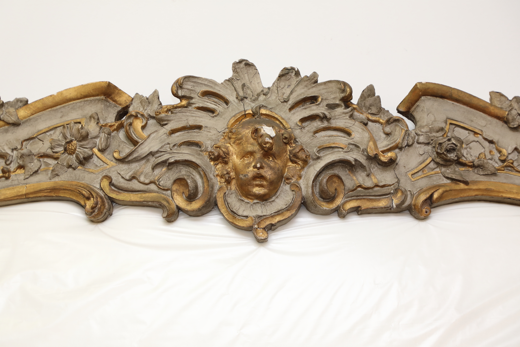 Testata italiana in legno laccato e dorato e gesso con fregi - Letti Testata italiana in legno laccato e dorato e gesso con fregi - Letti